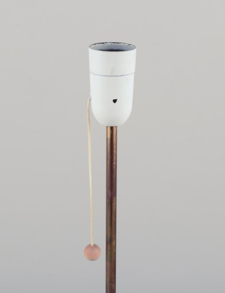 Suédois Nybro Armaturfabrik, Suède Lampe de table en laiton. Design/One épuré. en vente