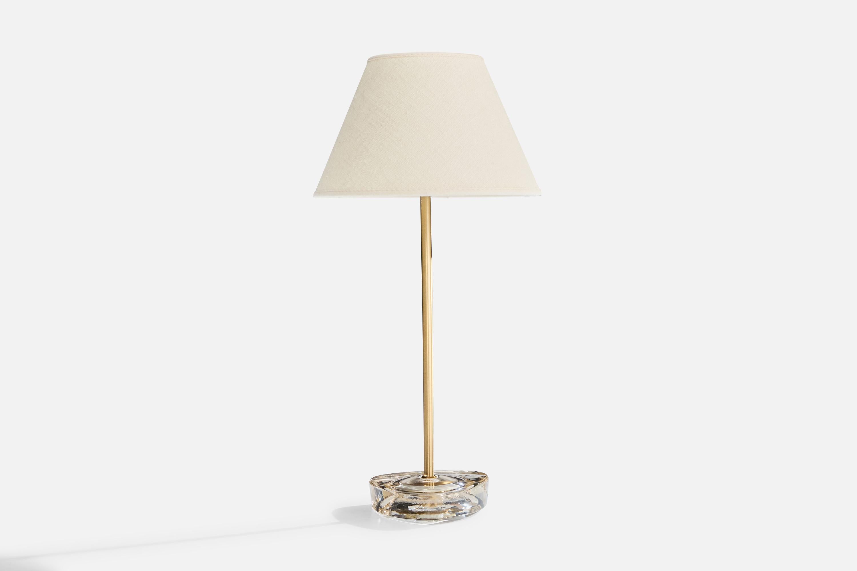 Tischlampe aus Messing und Glas, hergestellt von Nybro Armaturfabrik, Schweden, um 1950.

Abmessungen der Lampe (Zoll): 13,3 
