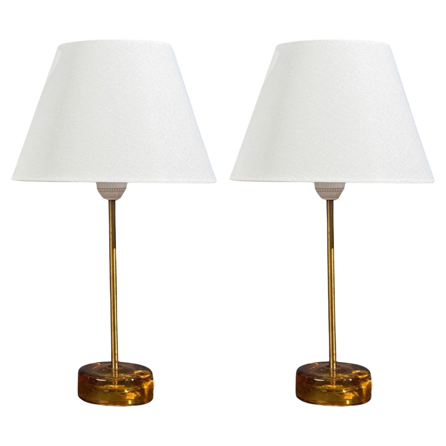 Nybro Armaturfabrik, lampes de table, verre ambré, laiton, Suède, années 1970
