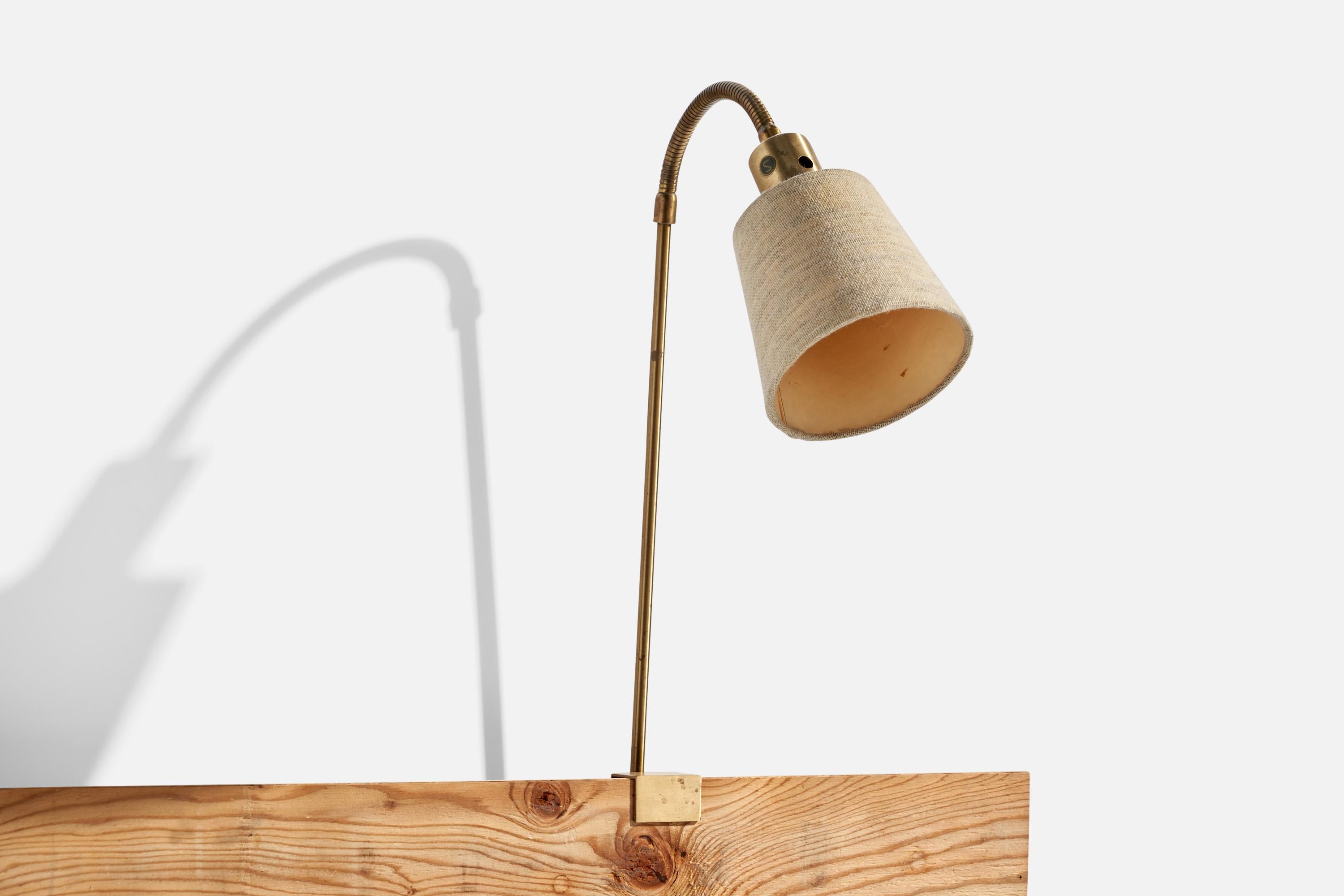 Lampe de travail réglable en laiton et en tissu produite par Nybro Armaturfabrik, Suède, vers les années 1940.

Dimensions globales (pouces) : 20