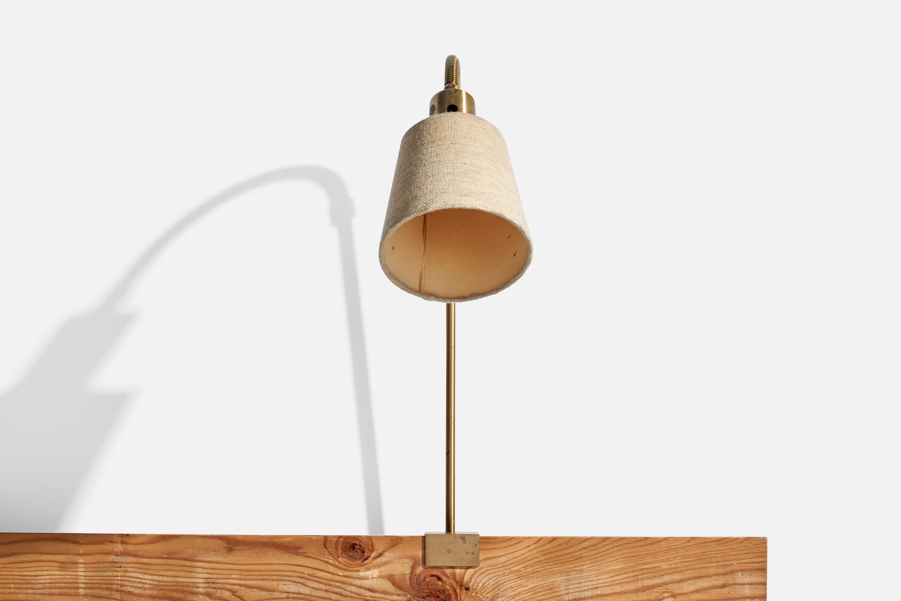 Scandinave moderne Nybro Armaturfabrik, Task Light, laiton, tissu, Suède, années 1940 en vente