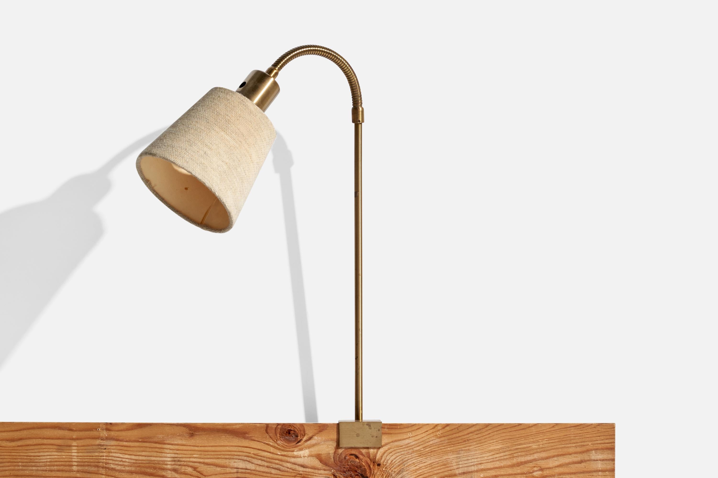 Suédois Nybro Armaturfabrik, Task Light, laiton, tissu, Suède, années 1940 en vente