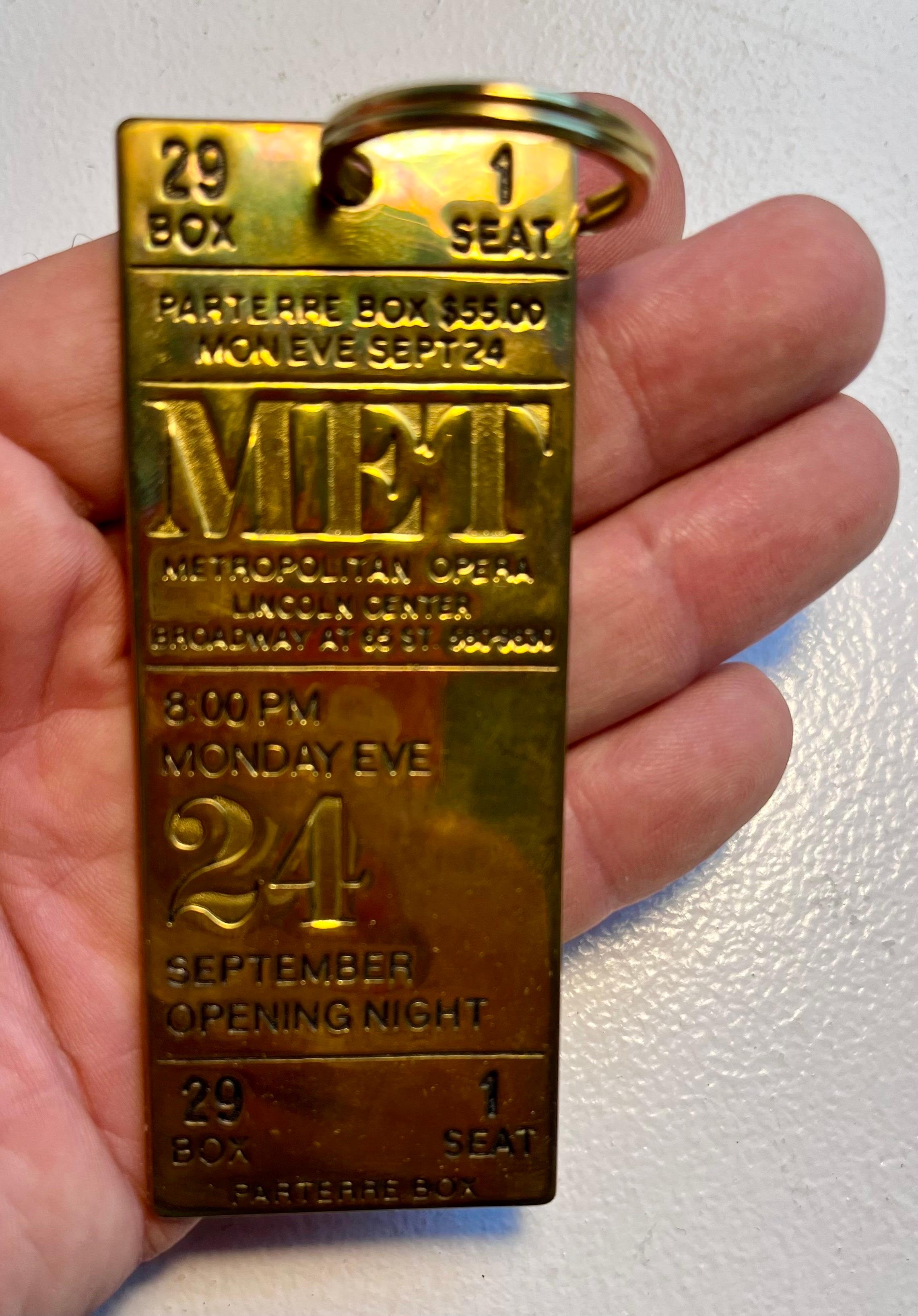 Moderno Portachiavi in ottone del biglietto di apertura della Metropolitan Opera di New York, 1981 in vendita