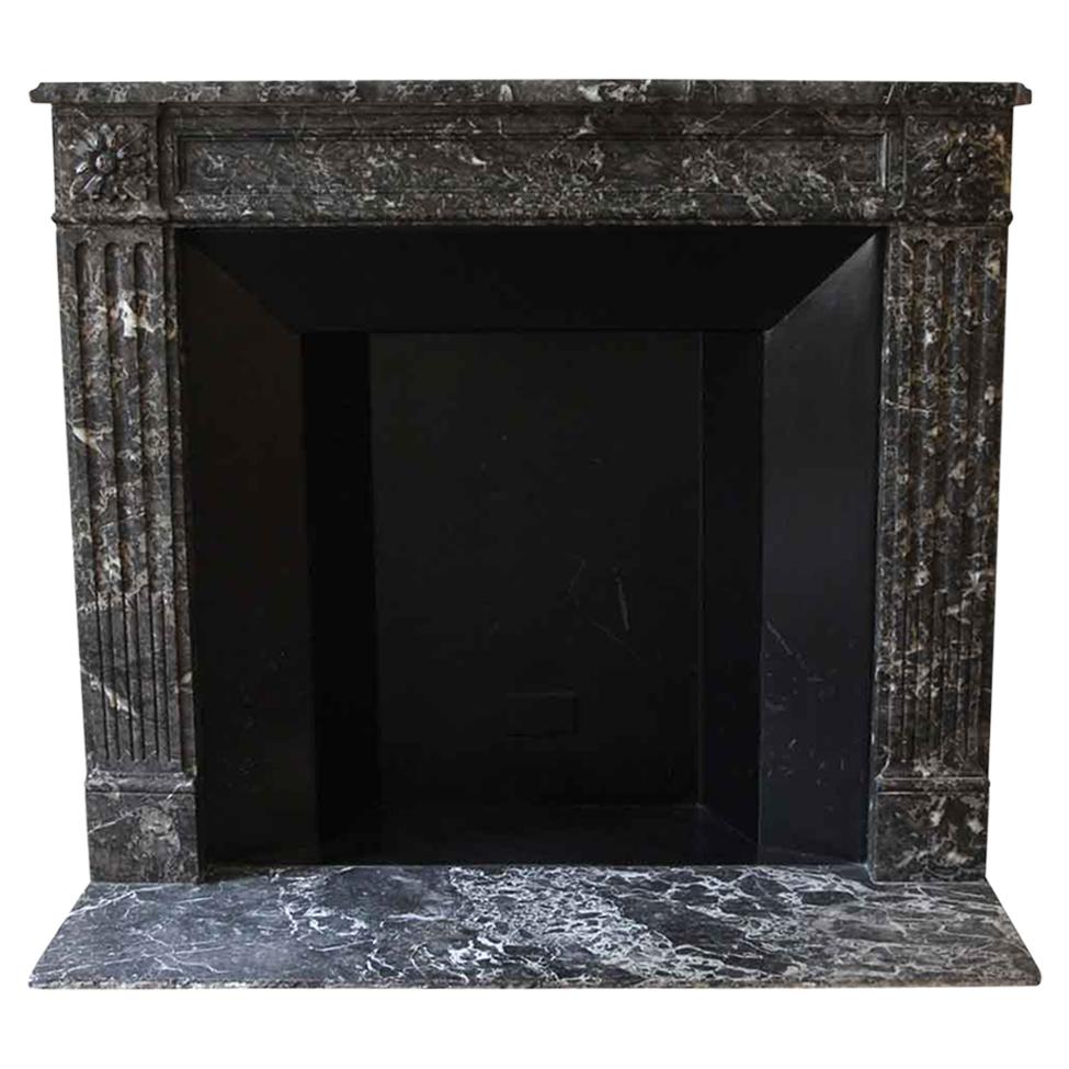Antique & Vintage Fireplaces and Mantels For Sale in New York City Near