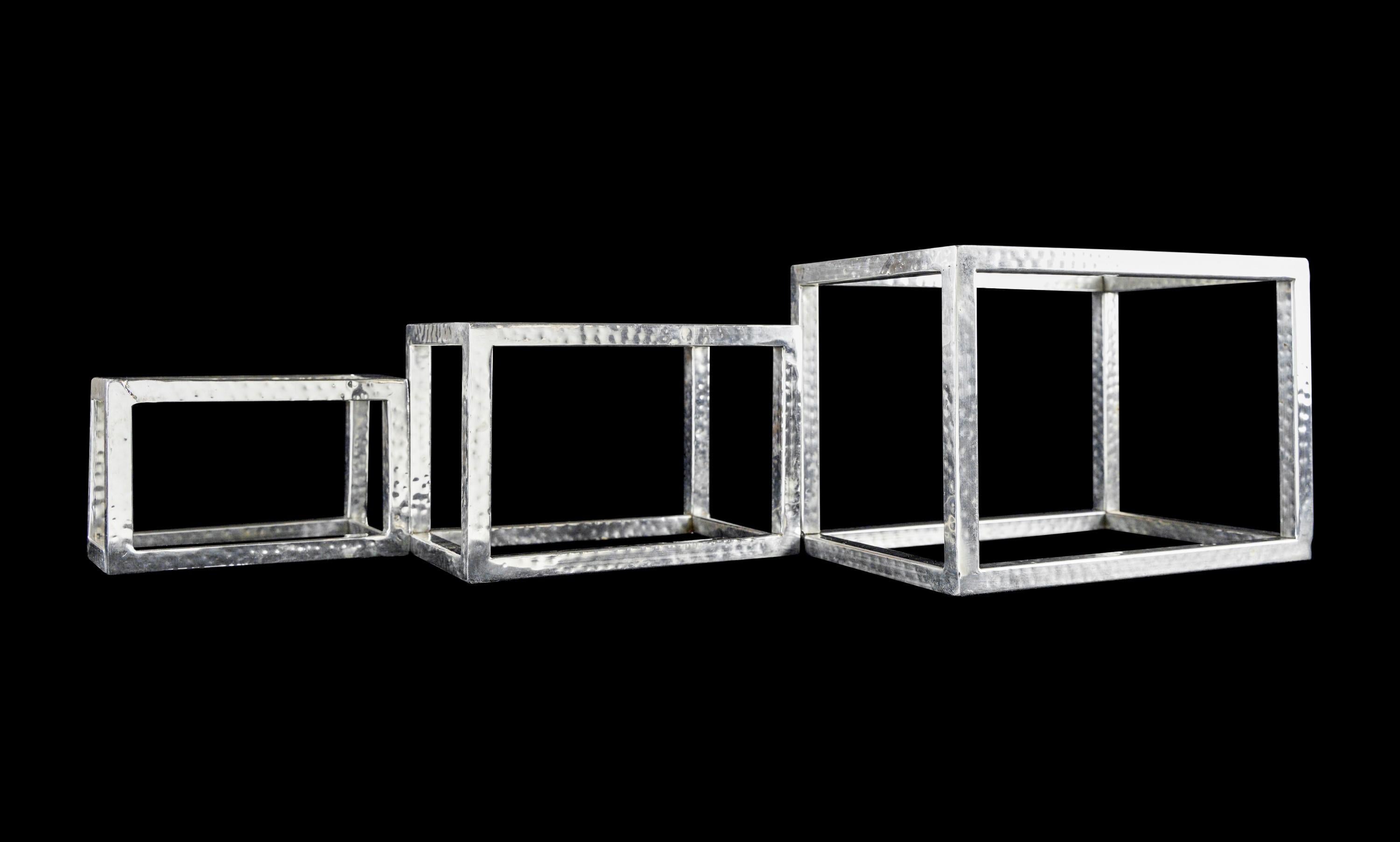Juego de elevadores rectangulares de aluminio para bufé de tres piezas con acabado martillado procedentes del famoso Hotel Waldorf Astoria de Park Ave de Nueva York El juego incluye una pieza pequeña, una mediana y una grande. Tarjeta de