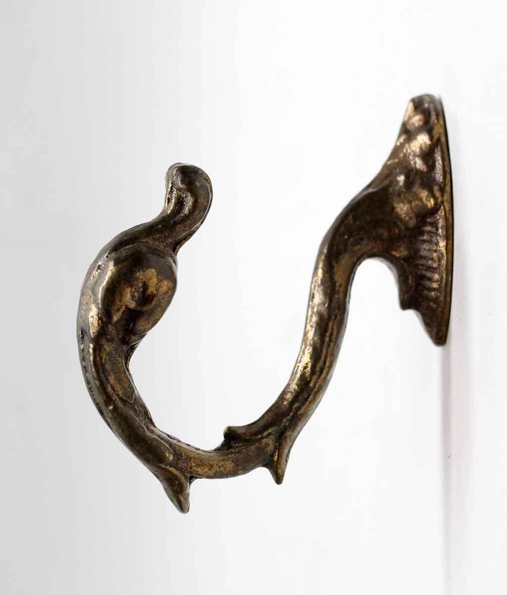 Mid-20th century bronze curtain tie back or hook in the shape of a swan. From the famous Waldorf Astoria in New York City on Park Ave in Manhattan. Takes one hanger bolt to install (not included ). Waldorf Astoria authenticity card included with