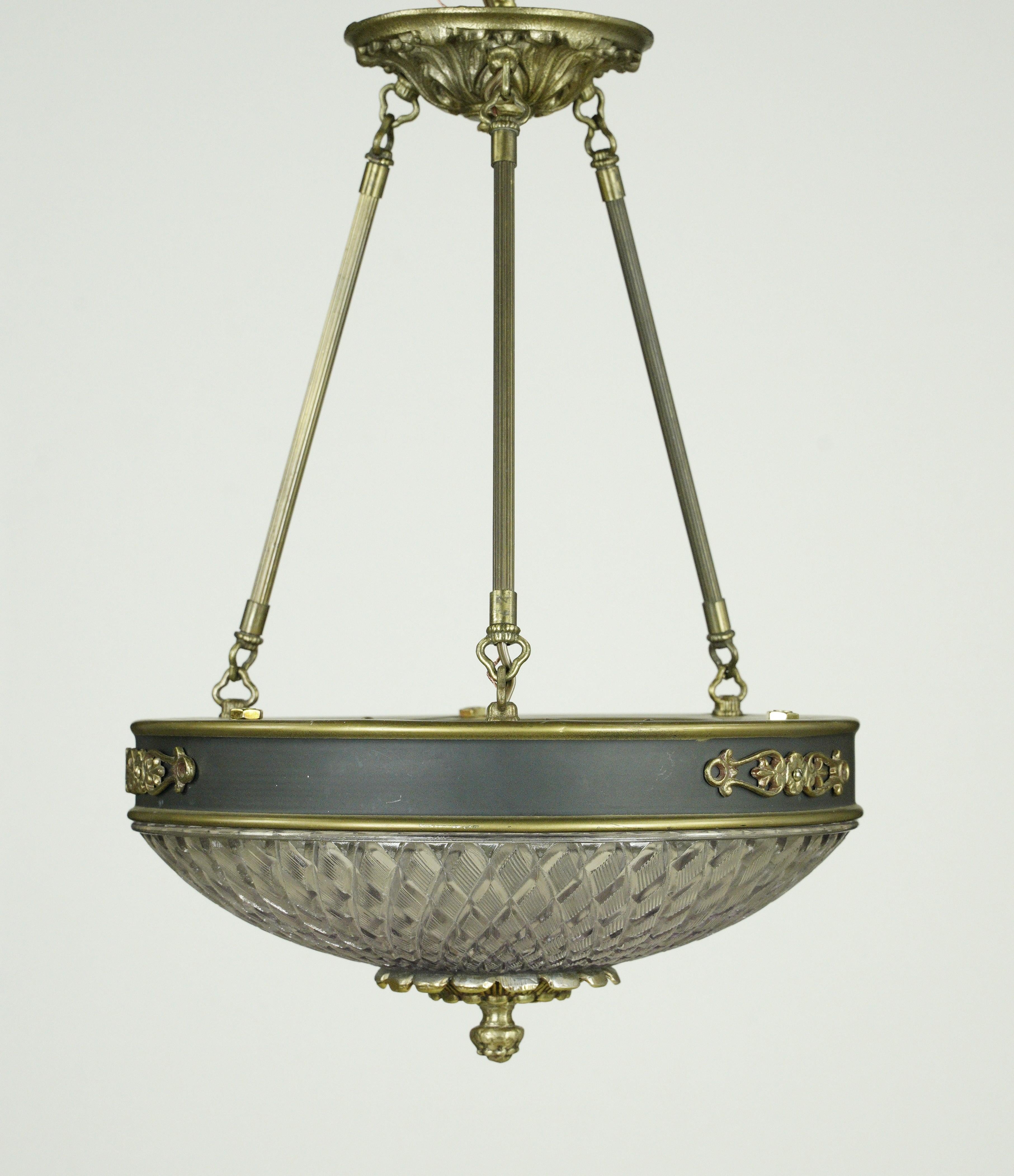 Pendentif de lustre de style Empire du 20e siècle avec plat en verre moulé et détails en bronze. Ces élégantes lampes ornaient de nombreux couloirs principaux de l'hôtel Waldorf Astoria de New York. Une carte d'authenticité Waldorf est incluse dans