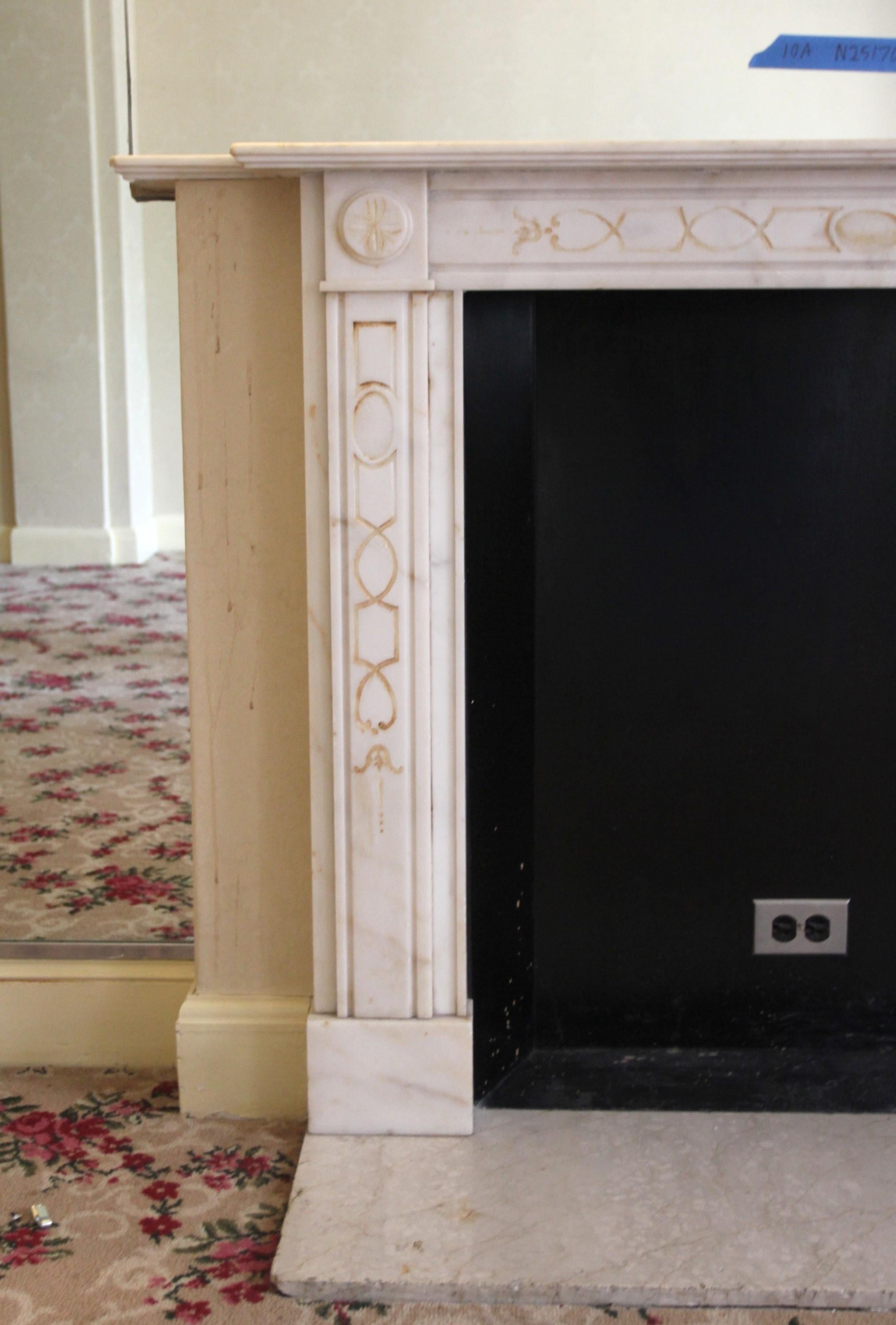 Marbre Cheminée en marbre de l'hôtel Waldorf Astoria de New York, style Régence anglaise en vente