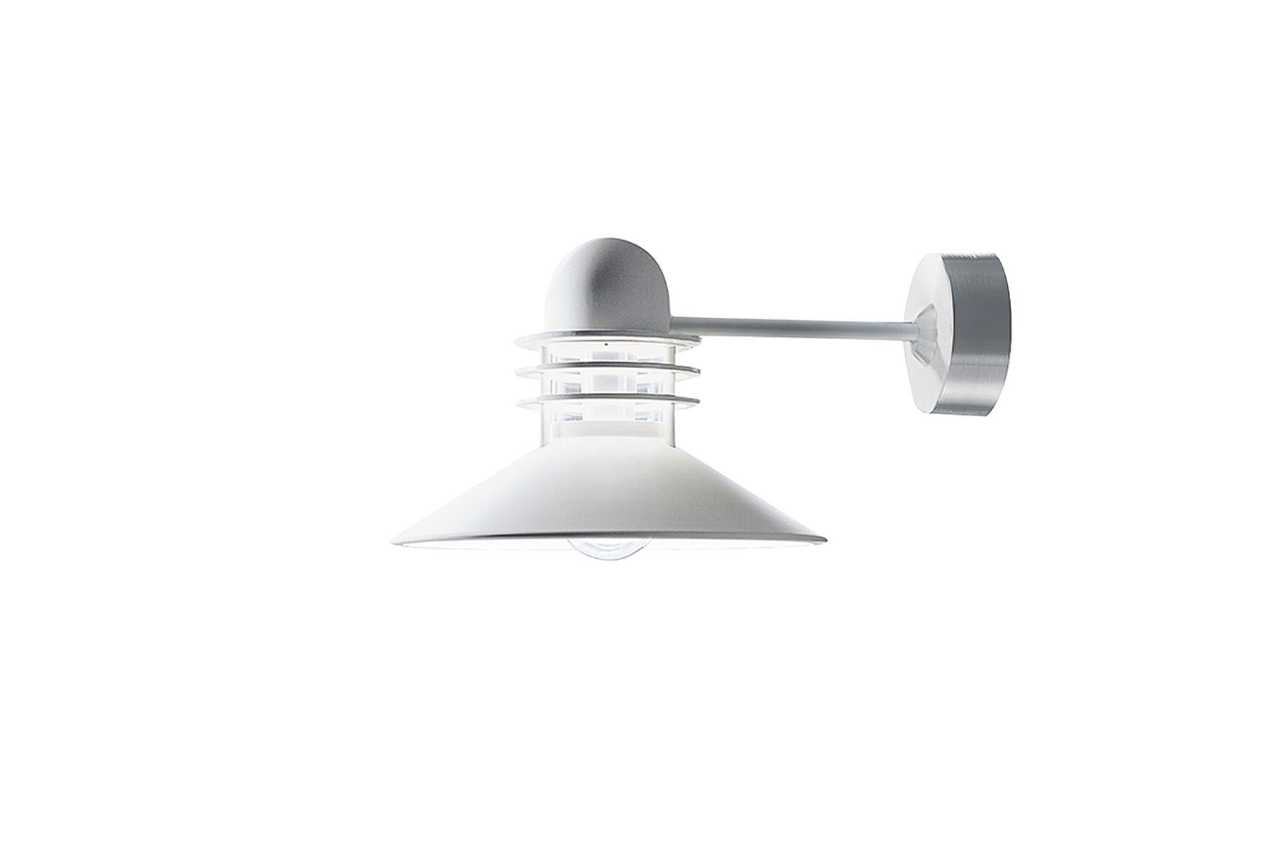 The conical shade ensures comfortable light that is directed downwards in a wide beam. The shade interior has a white matte painted surface, ensuring uniform light distribution. The rings ensure that a stray light is controlled, and direct a small