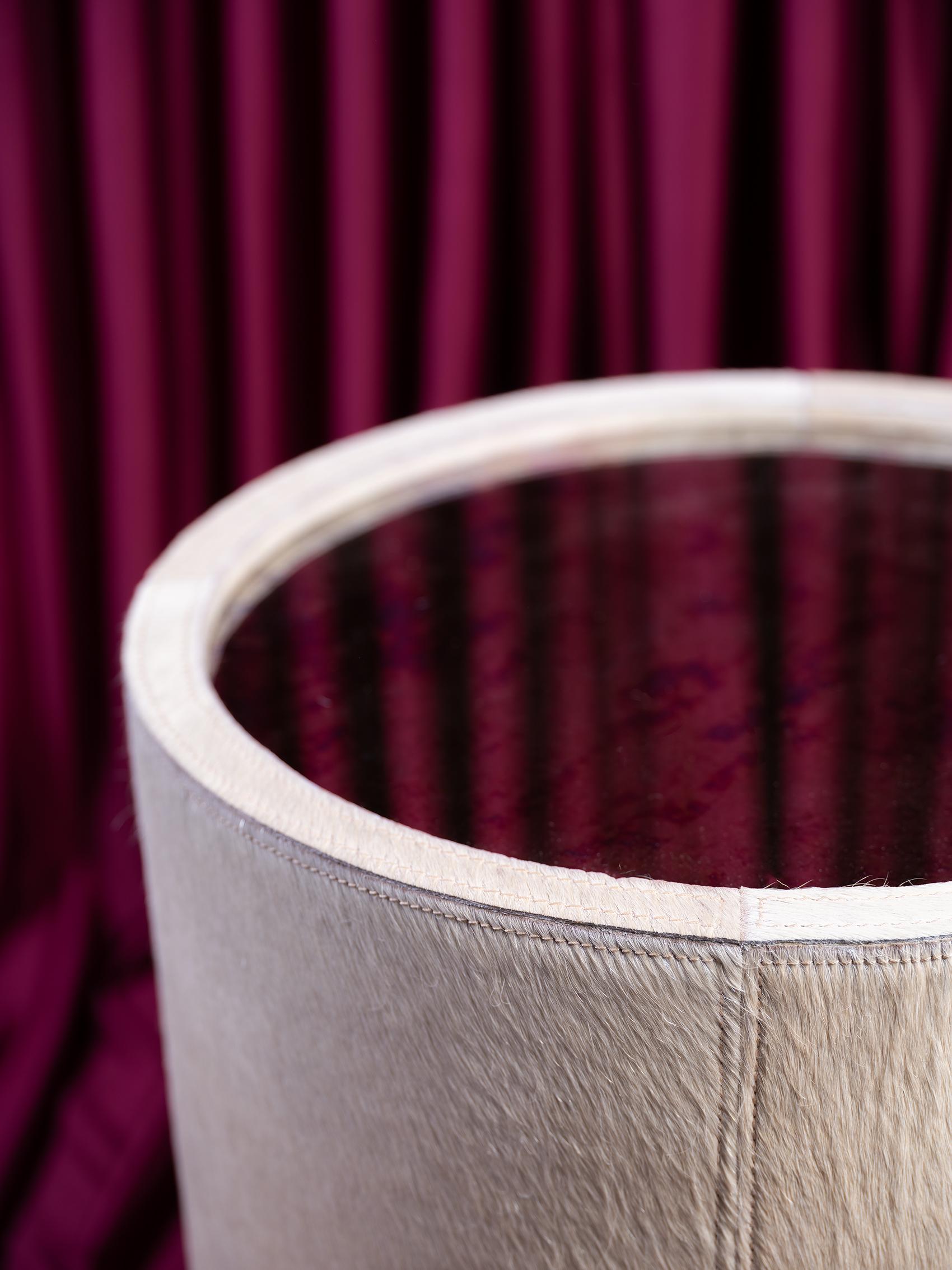 Table Nyla - Peau de vache crème en vente 8