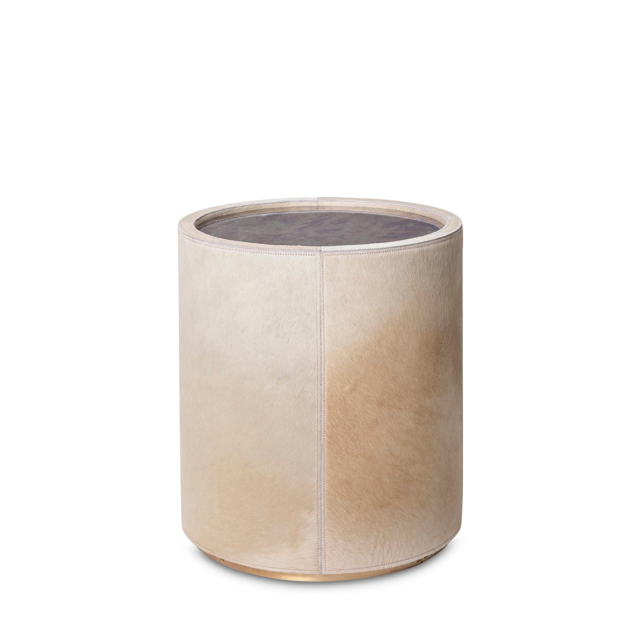 Table Nyla - Peau de vache crème Neuf - En vente à New York, NY