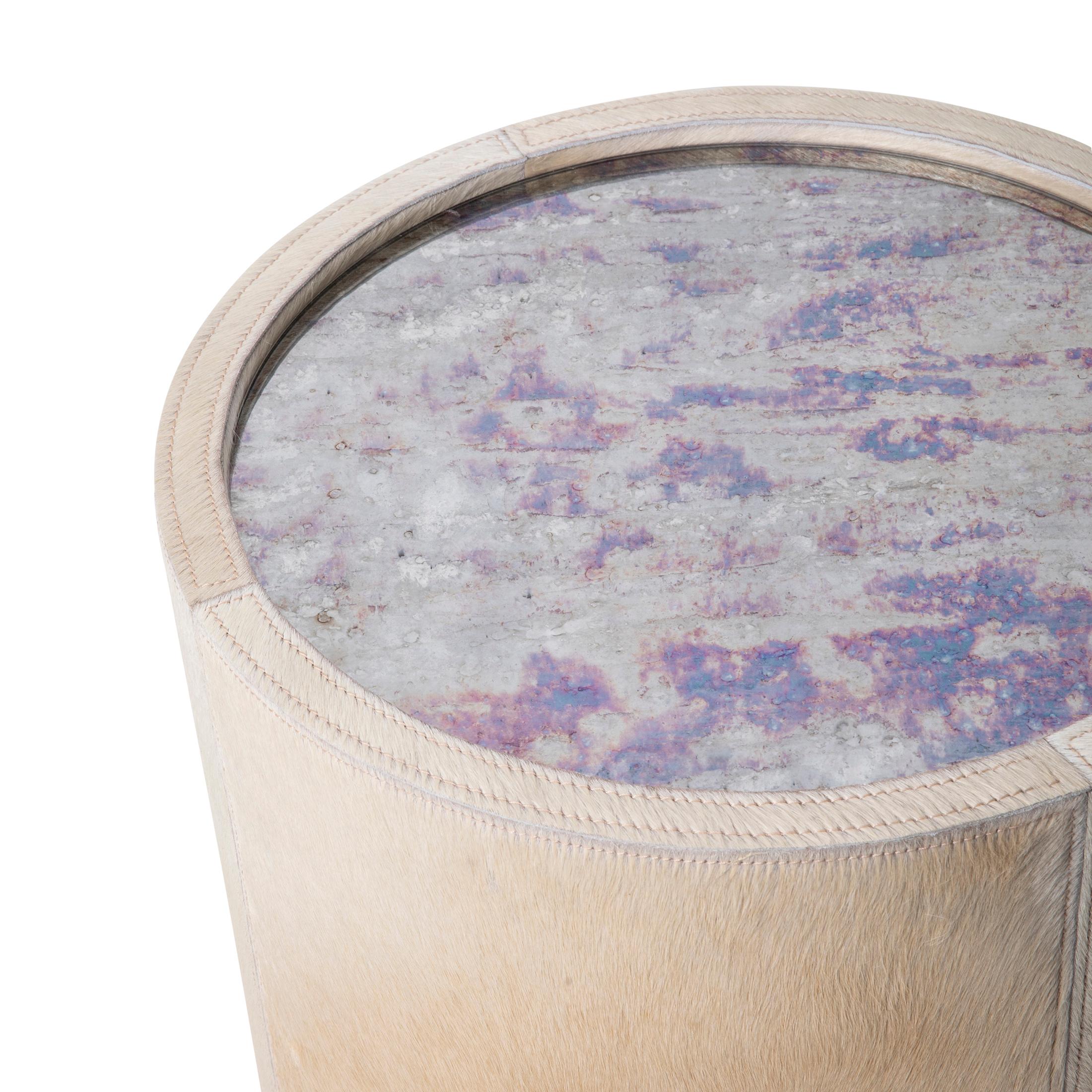 Table Nyla - Peau de vache crème en vente 1