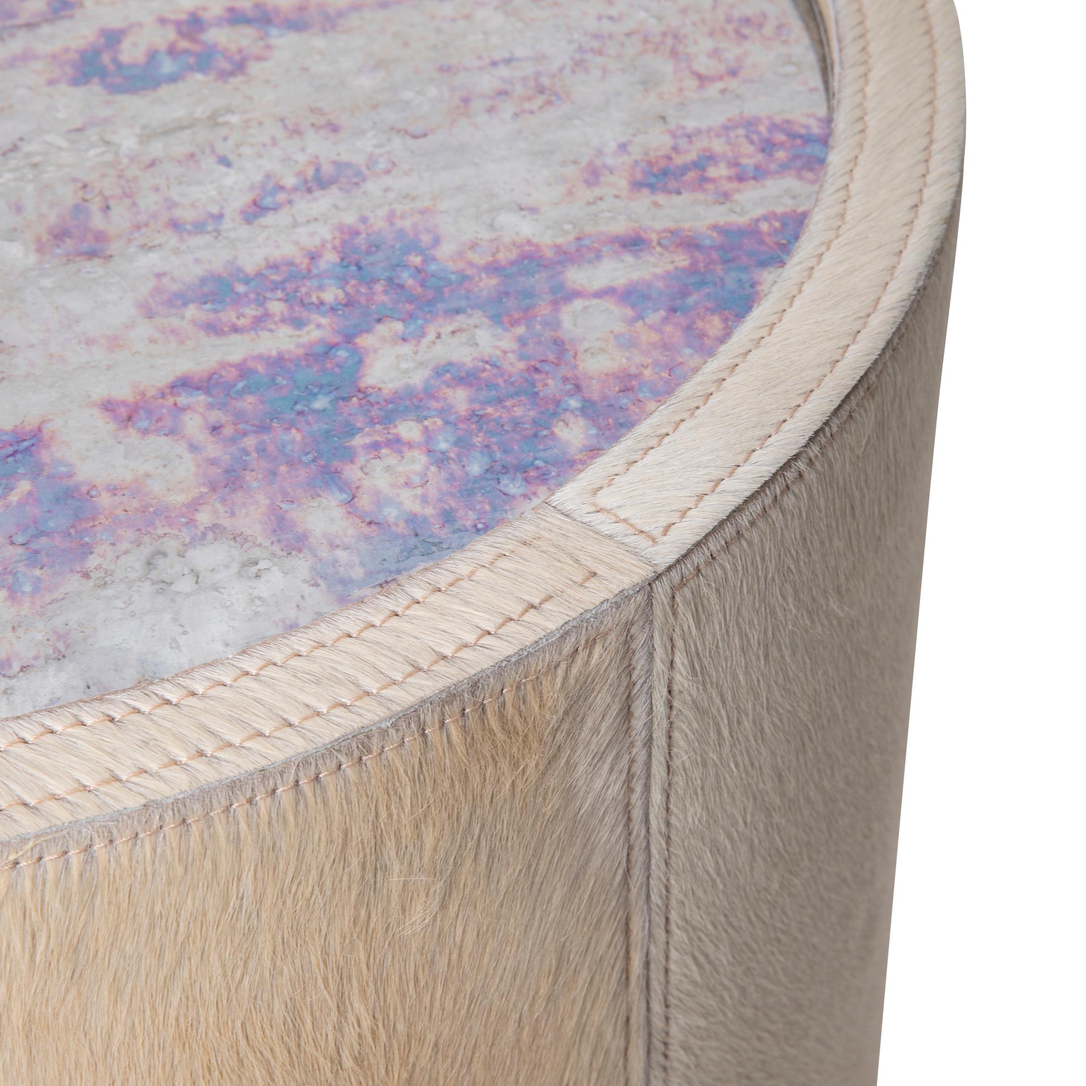 Table Nyla - Peau de vache crème en vente 2