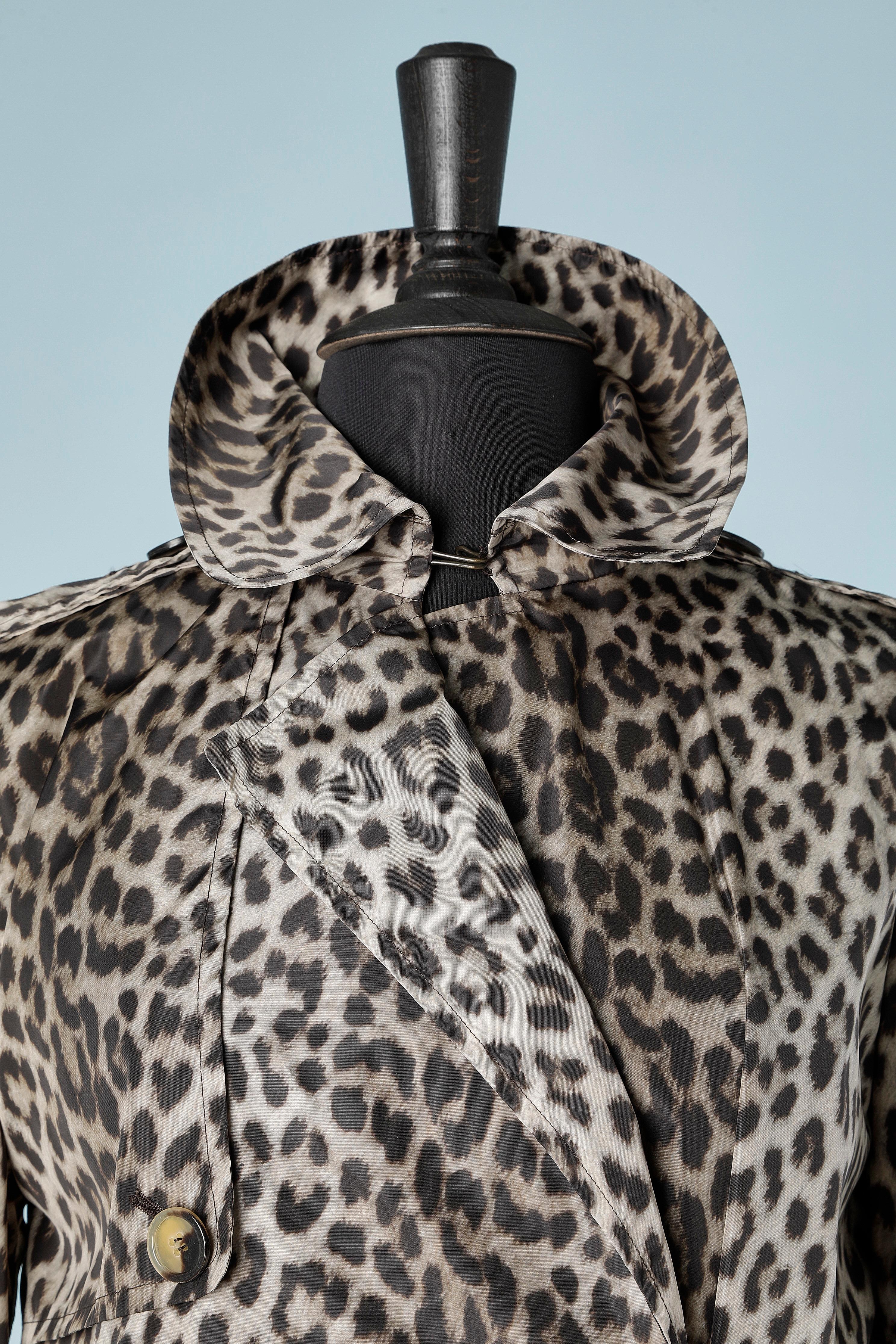 Nylon leopard printed double-breasted trench-coat.No lining. 
SIZE M/L 