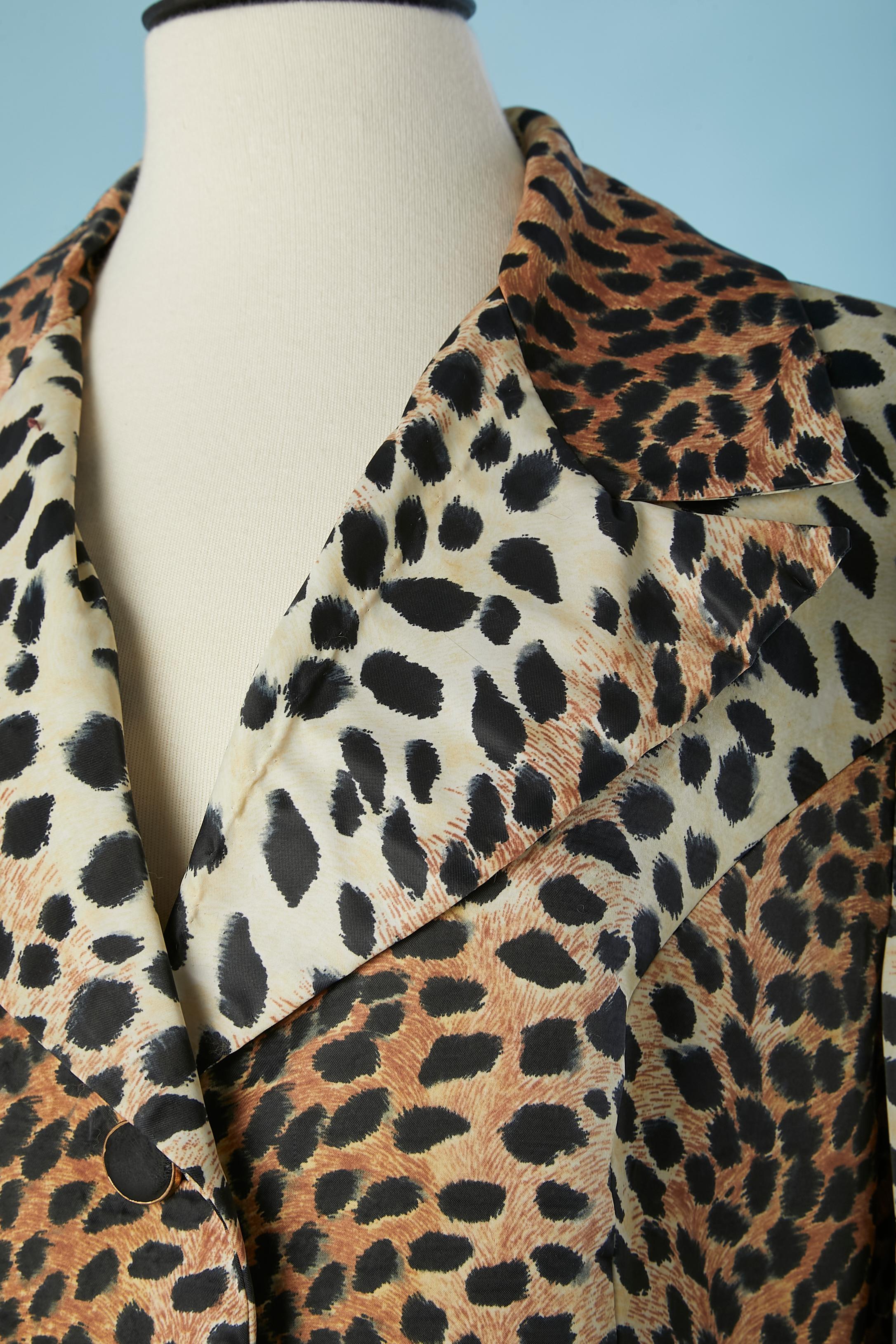 Nylon raincoat in leopard print with Martingale. Pockets. Acetate lining. 
SIZE L 