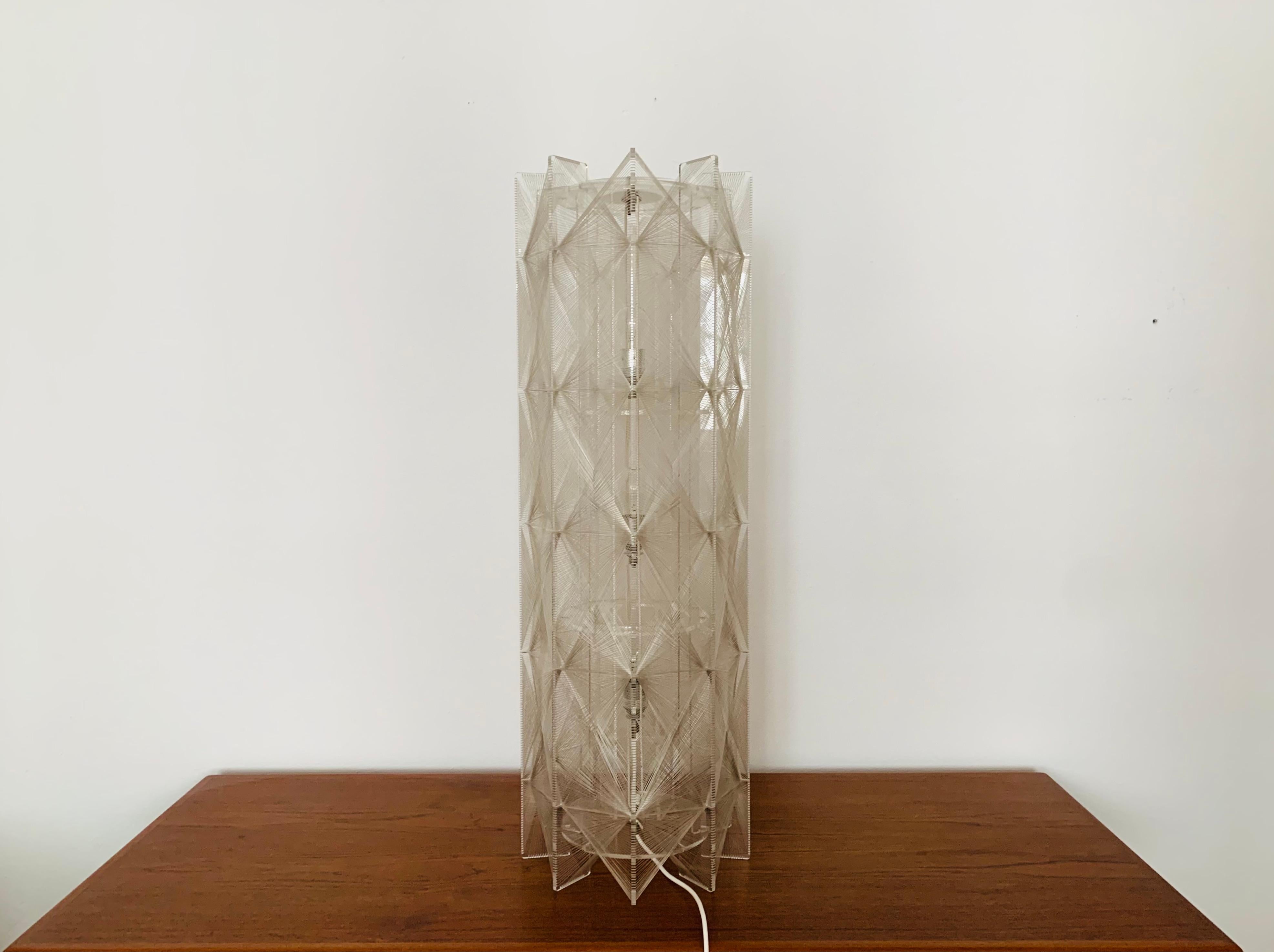 Spettacolare lampada da terra degli anni '60.
Un design entusiasmante e un'ottima lavorazione.
I fili di nylon creano una piacevole atmosfera di luce.

Design: Paul Second
Produttore: Sompex

Condizioni:

Condizioni vintage molto buone con lievi