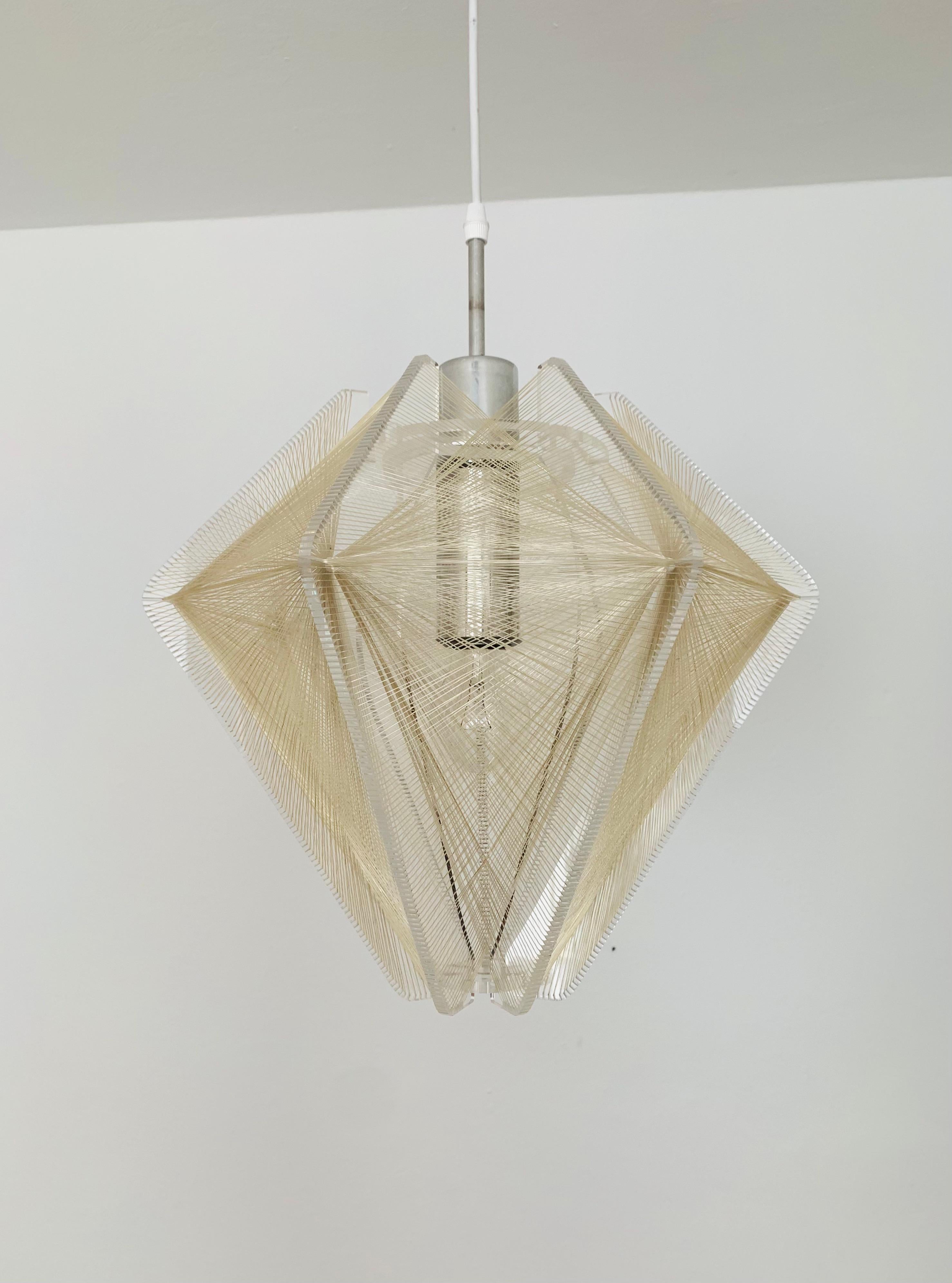 Rarissima lampada a sospensione in acrilico degli anni '60.
Un design entusiasmante e un'ottima lavorazione.
I fili di nylon creano una piacevole atmosfera di luce.

Design: Paul Second
Produttore: Sompex

Condizioni:

Condizioni vintage molto buone