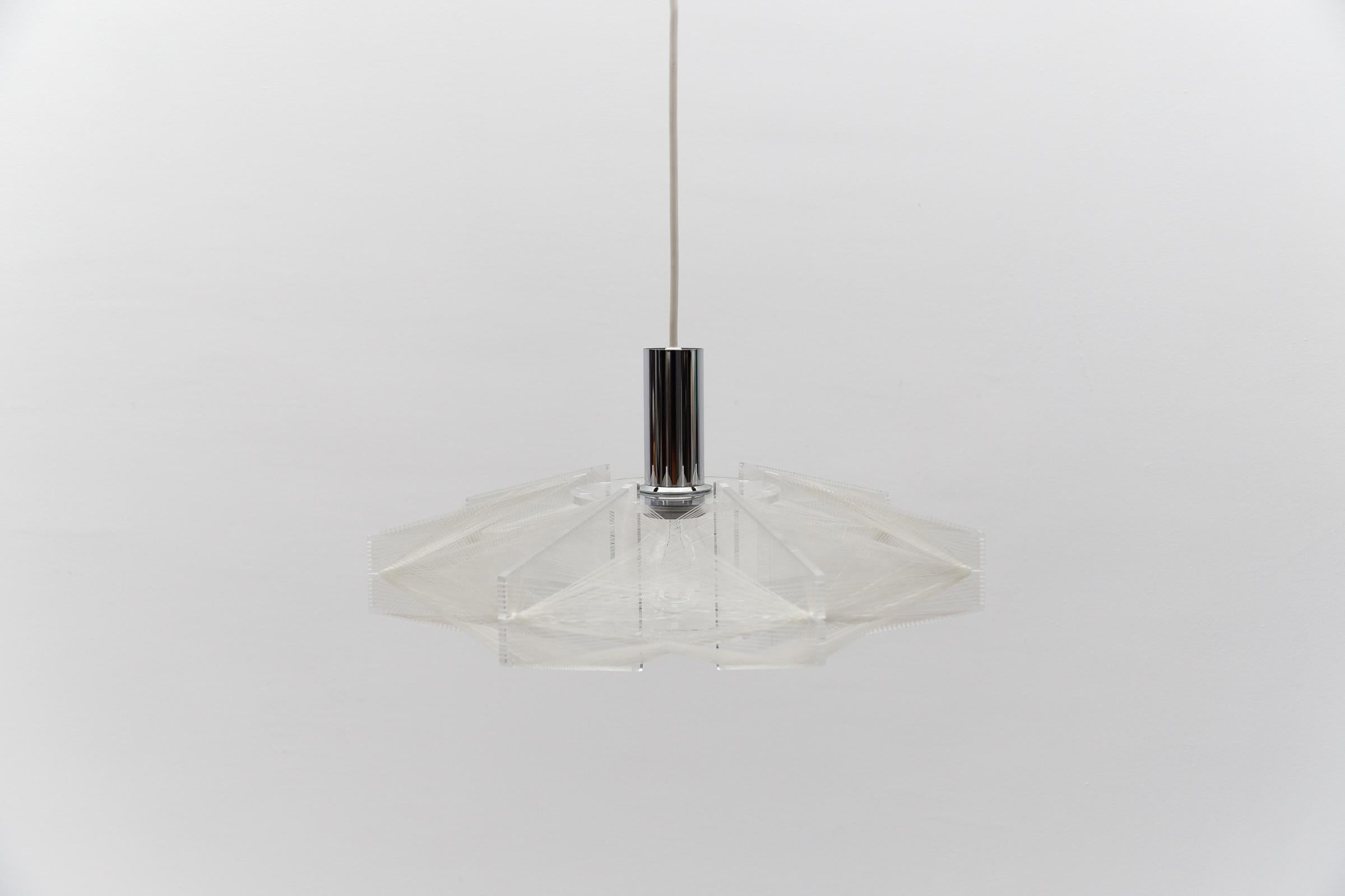 La lampada può essere regolata da 60-90 cm di altezza.

La lampada a sospensione è dotata di 1 portalampada a vite E27 / E26 Edison, è cablata e funzionante. Funziona sia a 110 che a 230 Volt. Consegna senza lampadine.

Le nostre lampade sono