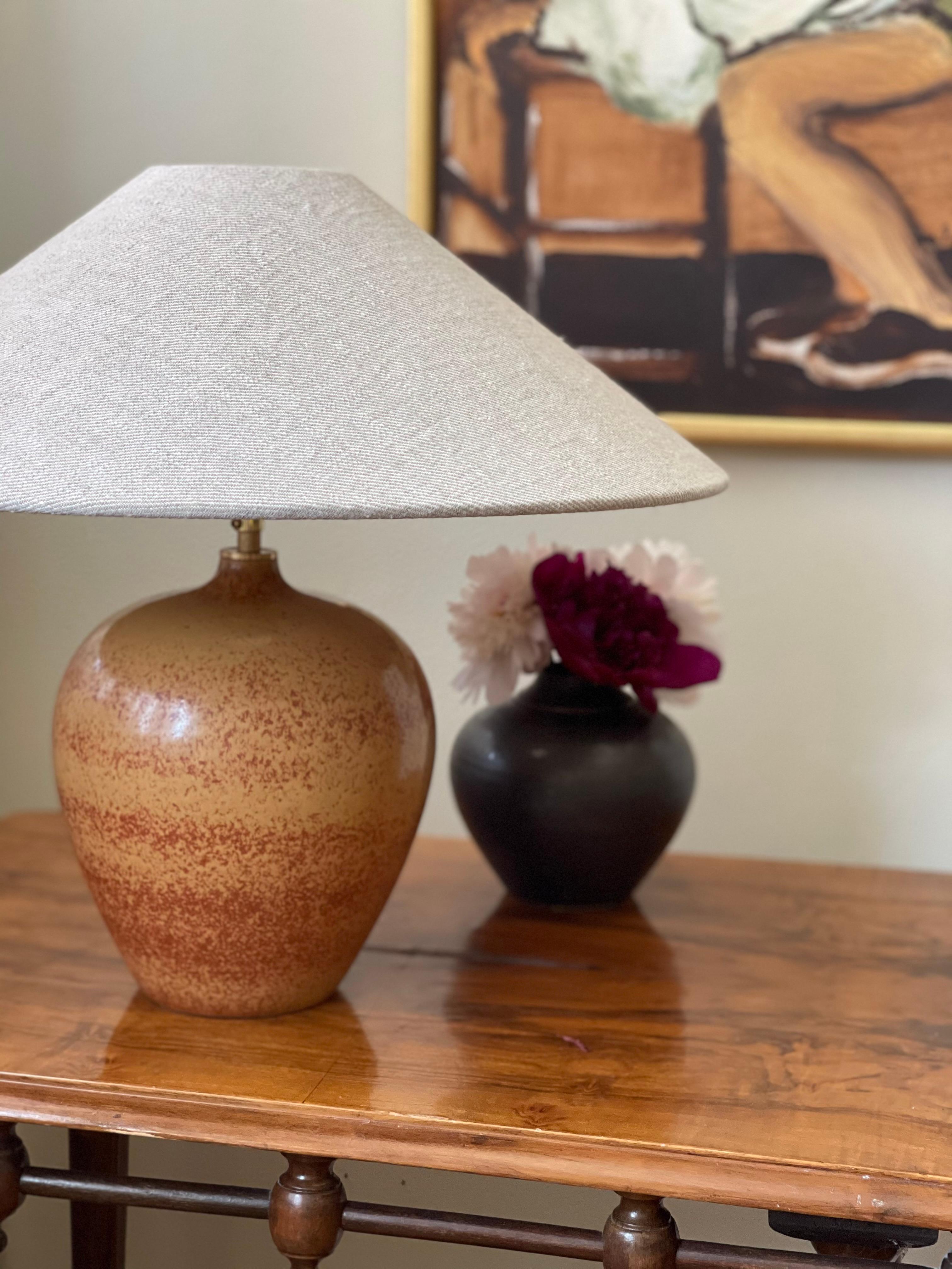 Suédois Lampe de table en grès Nylund à glaçure fourrure de lièvre Brown. 1940s. en vente