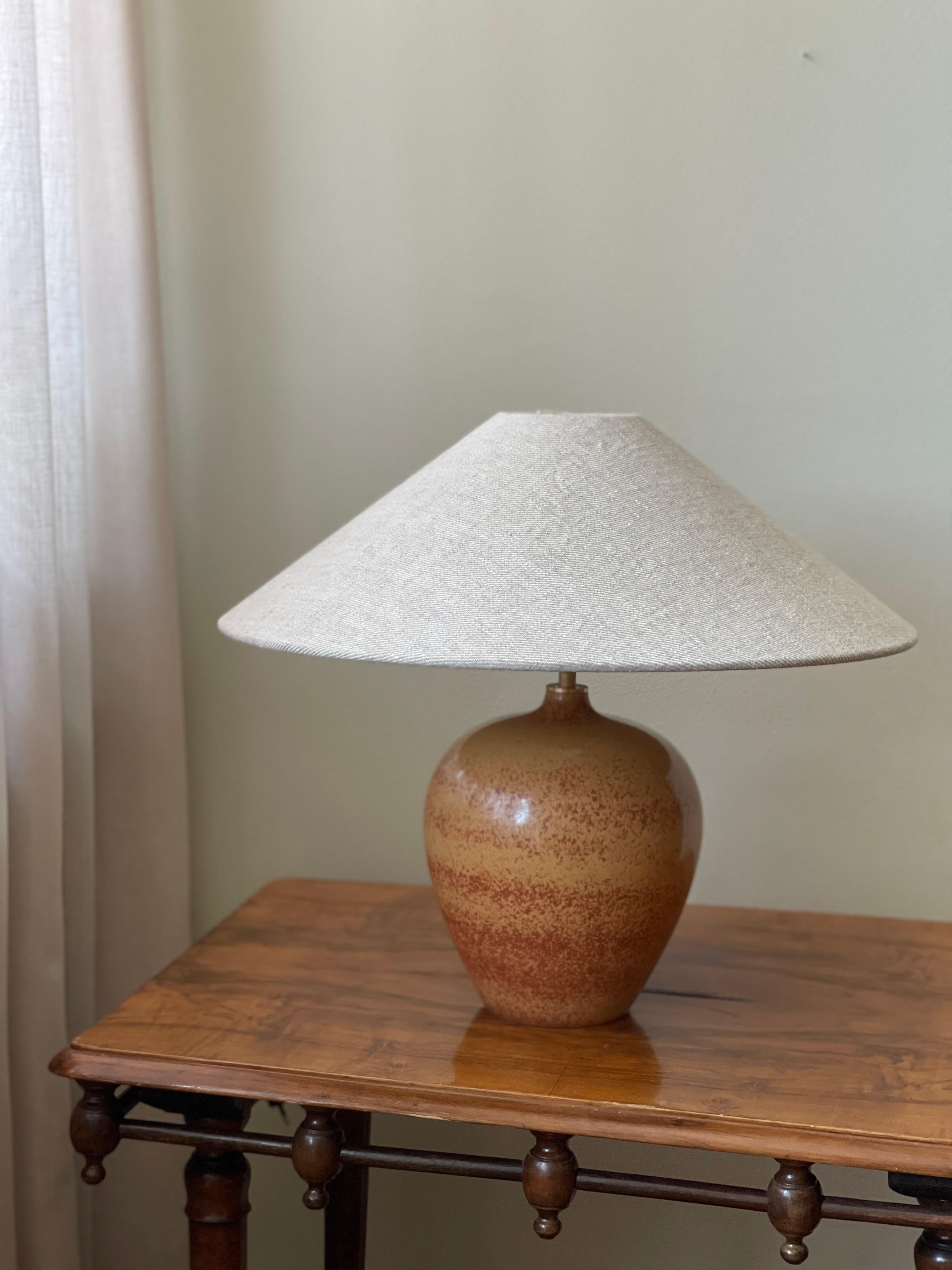 Milieu du XXe siècle Lampe de table en grès Nylund à glaçure fourrure de lièvre Brown. 1940s. en vente