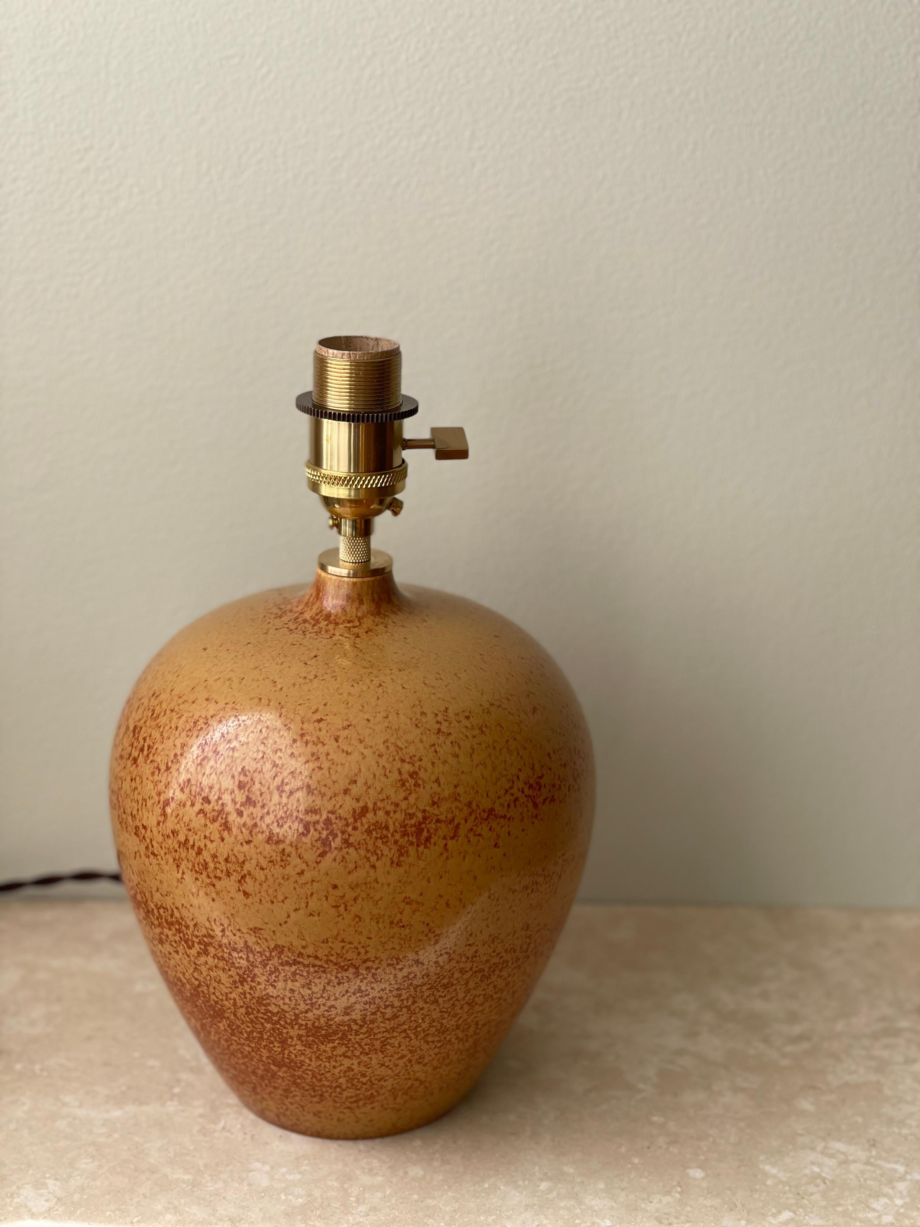 Laiton Lampe de table en grès Nylund à glaçure fourrure de lièvre Brown. 1940s. en vente