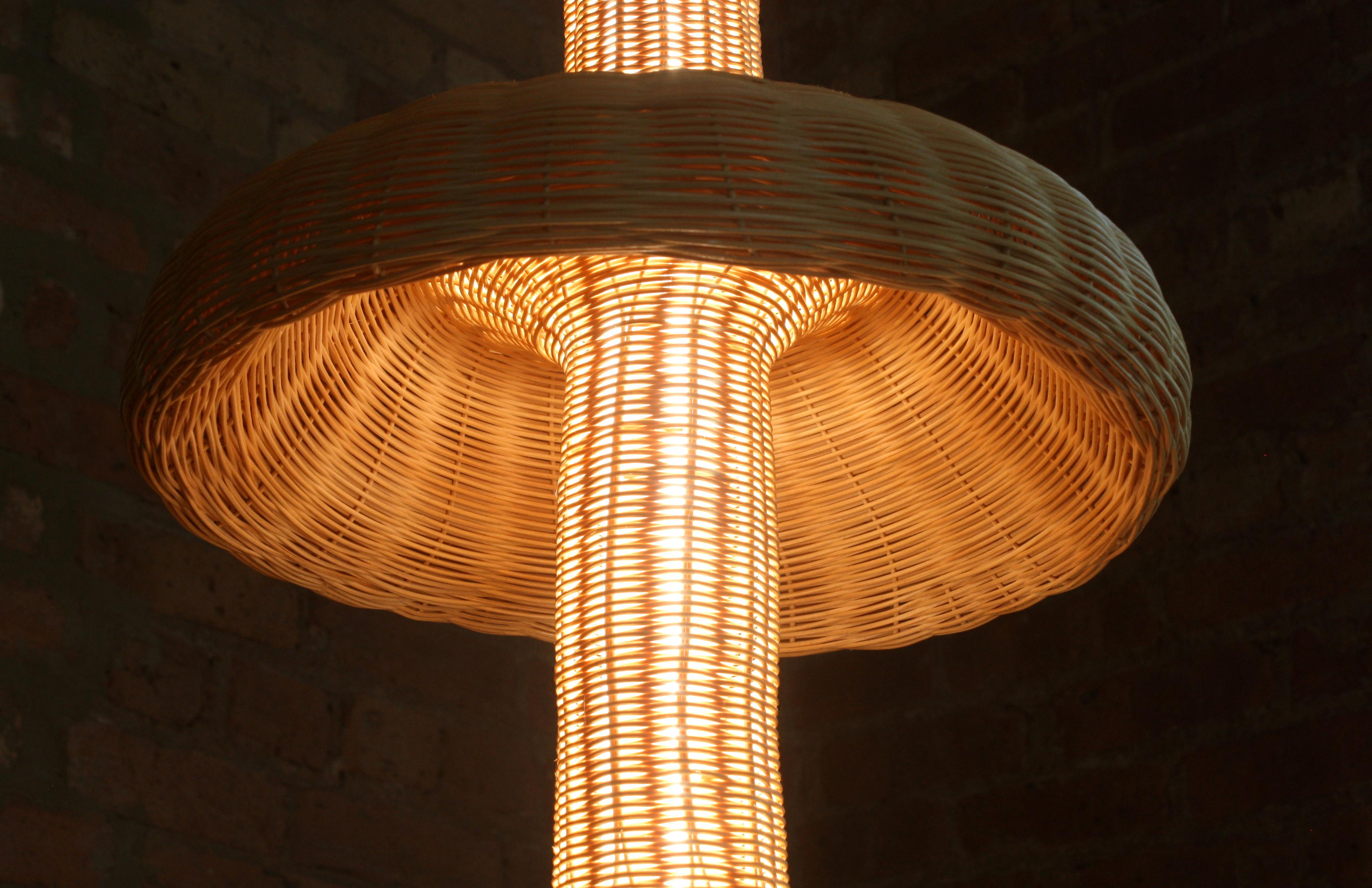 Nymph, handgewebte Schilf-Pendelleuchte mit integrierter LED-Beleuchtung im Zustand „Neu“ in Chicago, IL