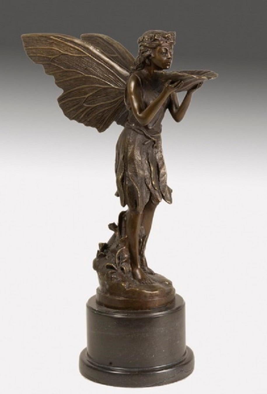On a simple circular base pedestal is the bronze figure of a young girl dressed in a suit of leaves, with wings similar to those of a butterfly on her back and a bowl near her face, as if to drink. It is possible to appreciate a series of influences