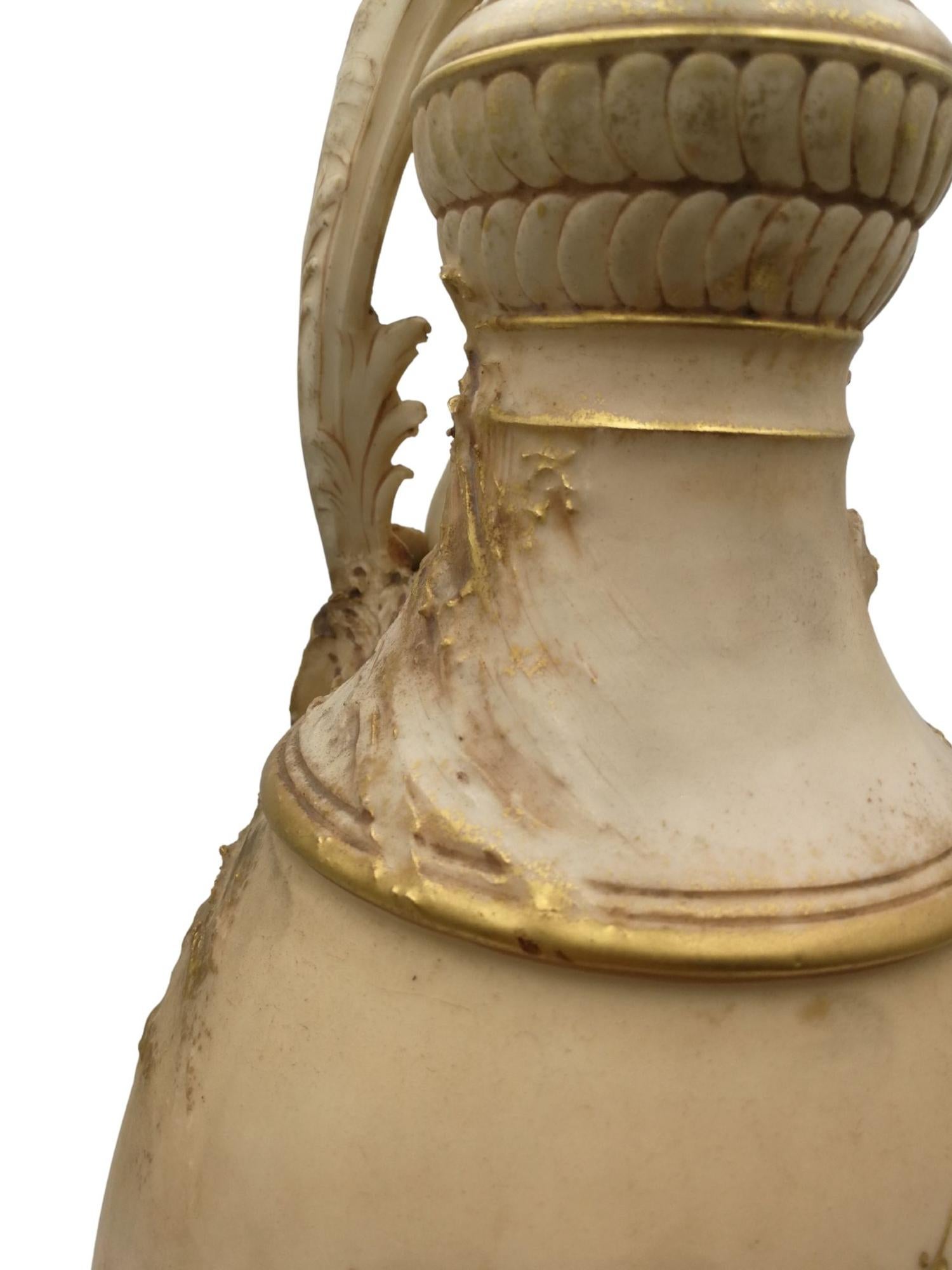 Lampe Art nouveau unique en porcelaine et bronze du début du 20e siècle. Le design de la porcelaine
d'une délicatesse et d'une finesse extraordinaires comprend une sirène nue et des fleurs en relief avec des dorures.
des finitions ainsi qu'une