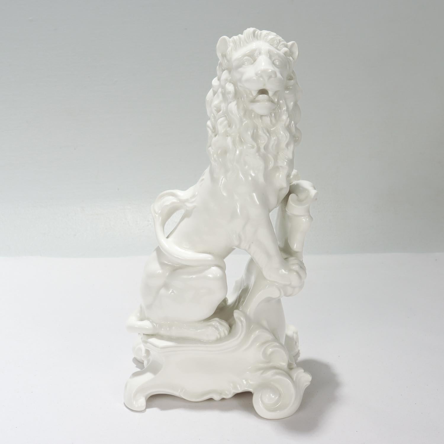 Fina figurita de porcelana alemana.

Por Nymphenburg Porcelain.

Titulado 