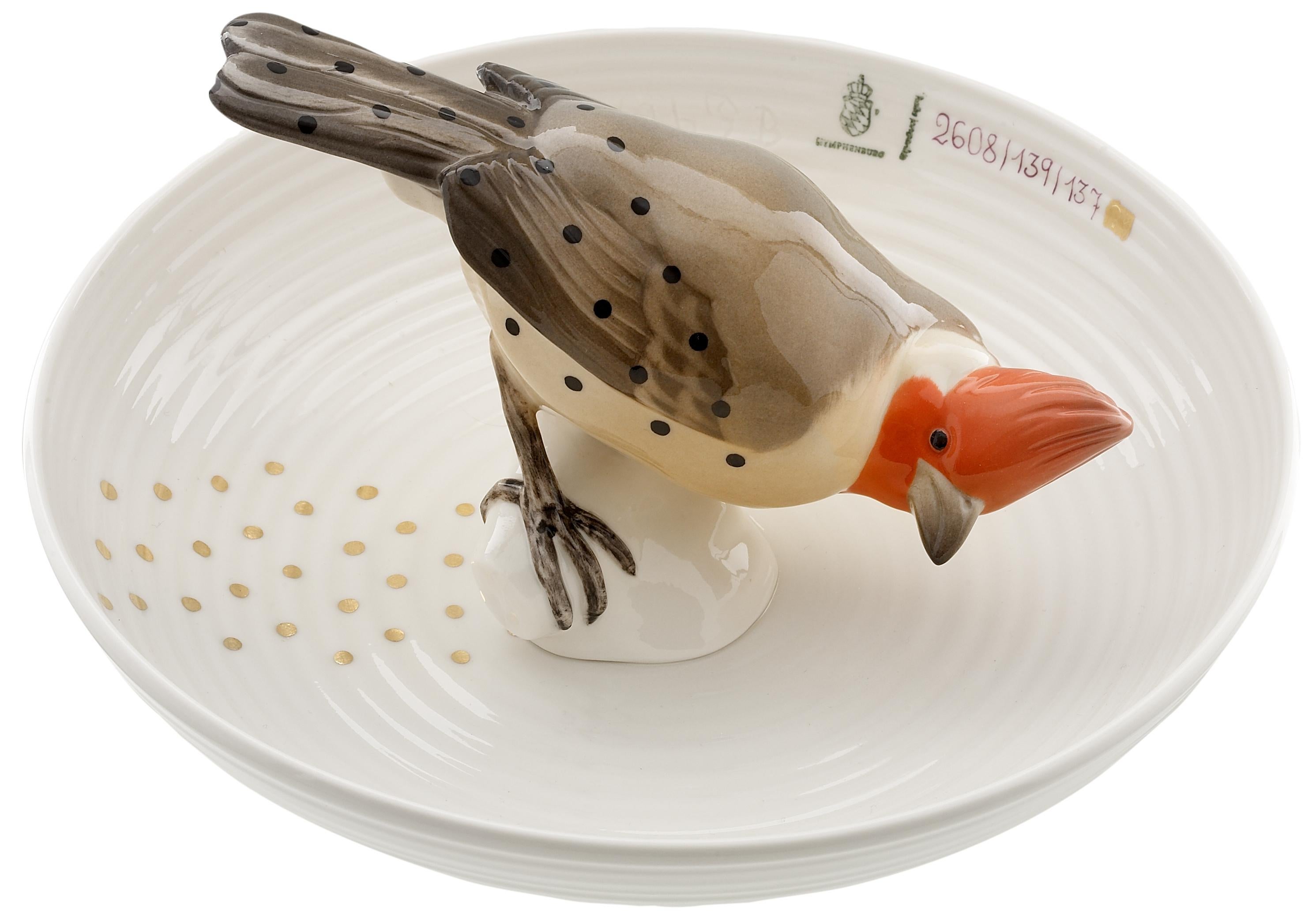 Hella Jongerius collabore depuis de nombreuses années avec la Manufacture de Porcelaine de Nymphenburg pour créer des objets modernes et humoristiques en porcelaine. L'artisanat et le souci du détail qu'offre Nymphenburg sont parfaits pour ses