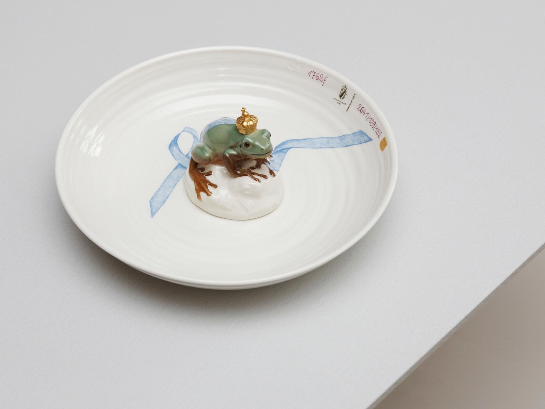 Hella Jongerius lleva muchos años colaborando con Porzellan Manufaktur Nymphenburg en la creación de artículos modernos de porcelana. La artesanía manual y la atención al detalle que ofrece Nymphenburg son perfectas para sus delicados diseños que