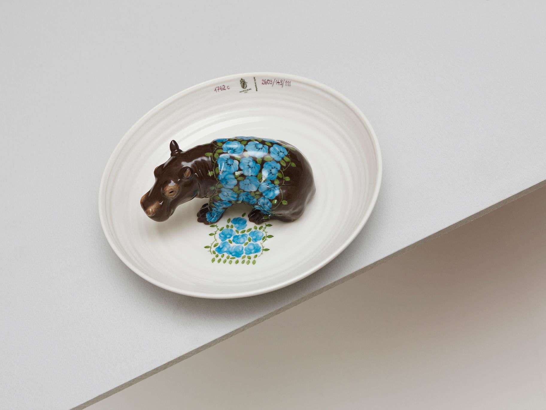 Hella Jongerius lleva muchos años colaborando con Porzellan Manufaktur Nymphenburg en la creación de artículos modernos de porcelana. La artesanía manual y la atención al detalle que ofrece Nymphenburg son perfectas para sus delicados diseños que