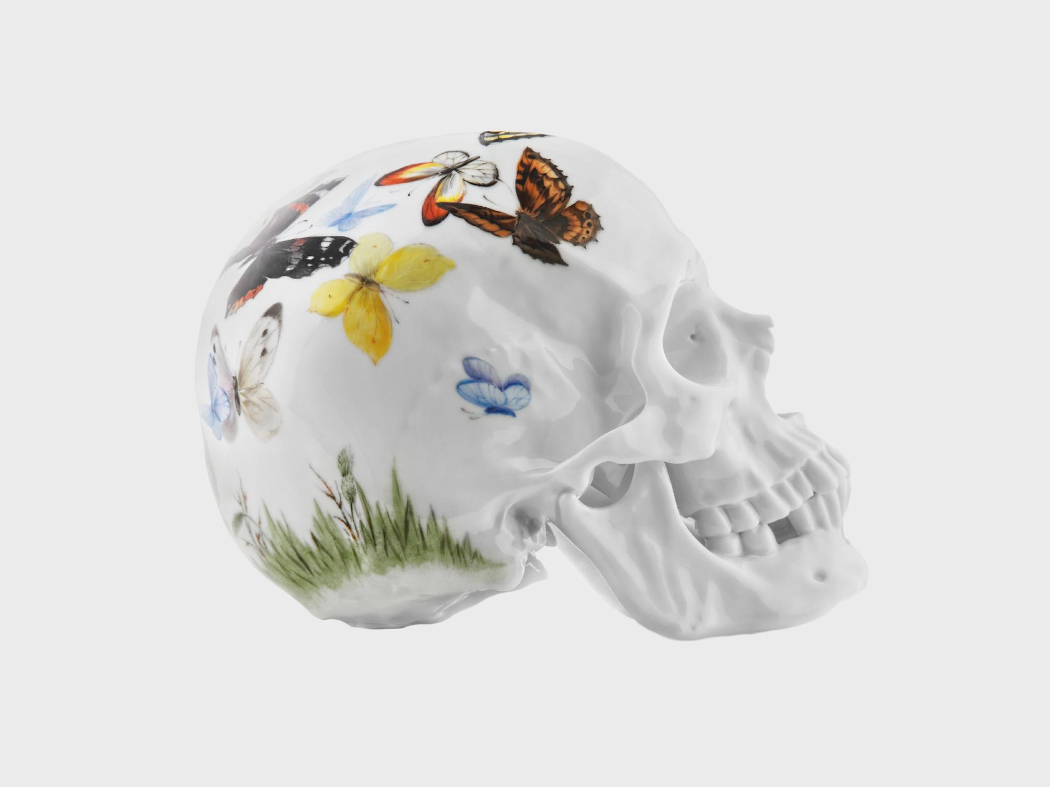 Calavera Nymphenburg Porcelain de edición limitada - Mariposas - atribuida al hombre moderno que ya no teme al mento mori. Esta calavera hecha y pintada a mano es un ejemplo perfecto de la mejor artesanía que aún existe. Esta pieza en concreto tiene