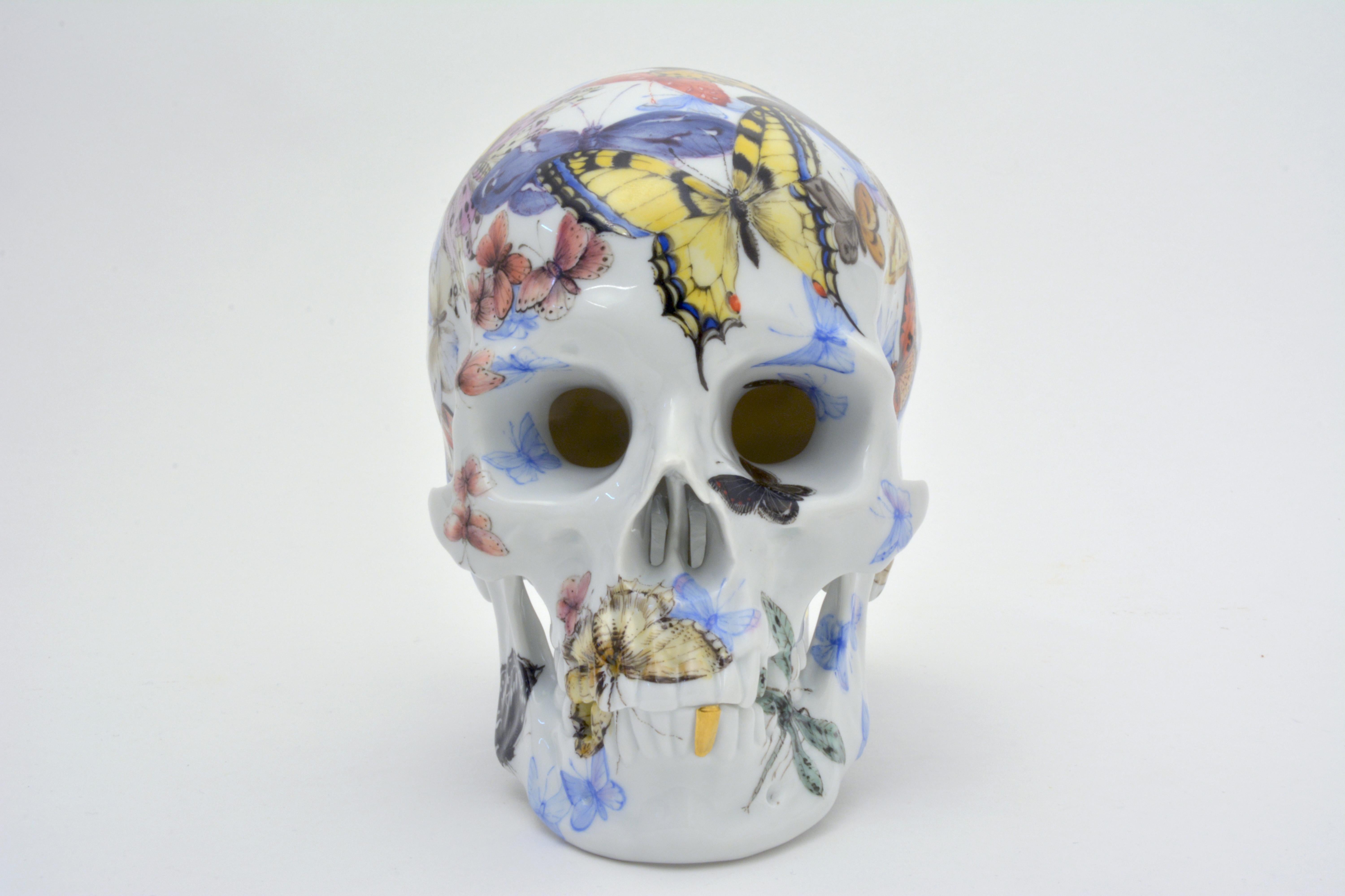 L'esclusivo teschio a farfalla di Nymphenburg Porcelain, unico nel suo genere, è l'articolo perfetto per l'uomo moderno che non teme più il mento mori. Questo teschio lavorato e dipinto a mano è un perfetto esempio del più raffinato artigianato