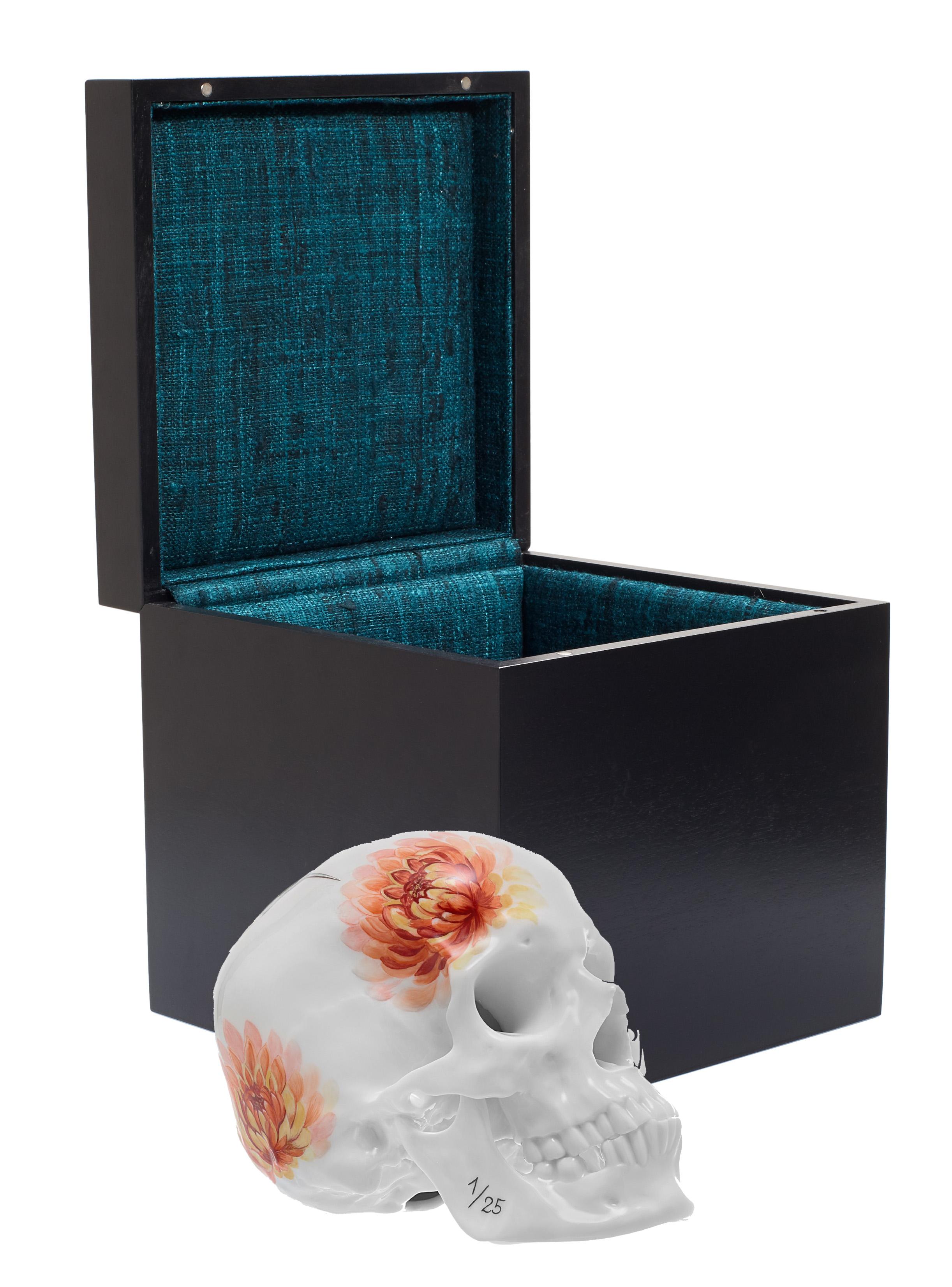 Nymphenburg Limited Edition Skull - Hummingbird - hand painted Nr. 12/25 In New Condition For Sale In München, Bavaria