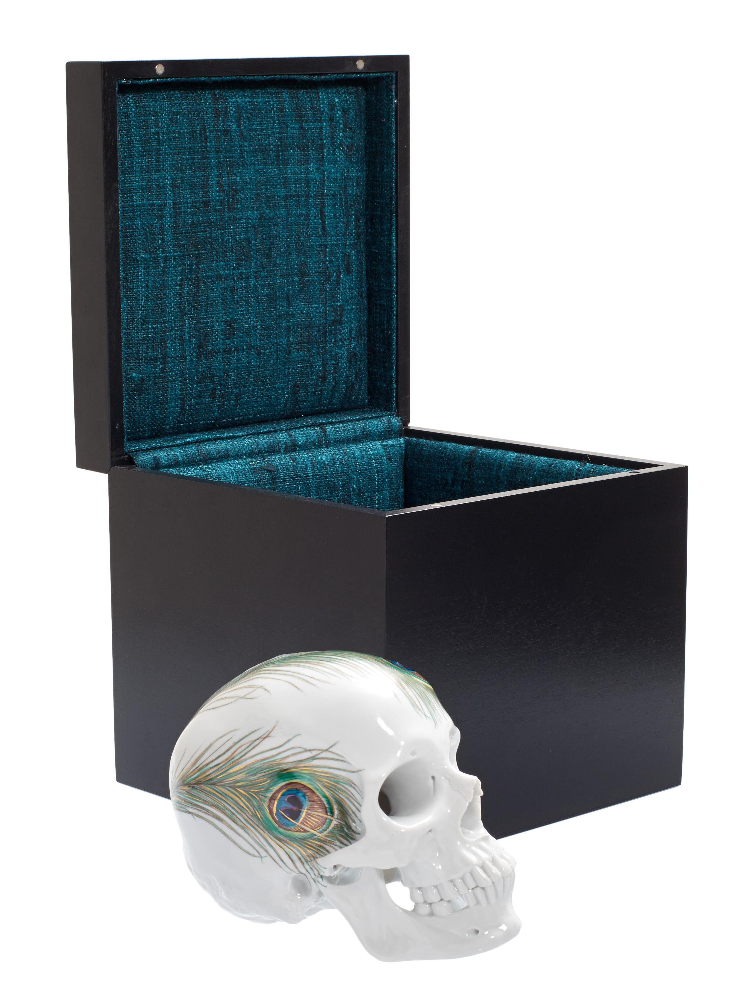 Teschio di Nymphenburg Porcelain in edizione limitata - Colibrì - attribuito all'uomo moderno che non teme più il mento mori. Questo teschio lavorato e dipinto a mano è un perfetto esempio del più raffinato artigianato ancora disponibile. Questo