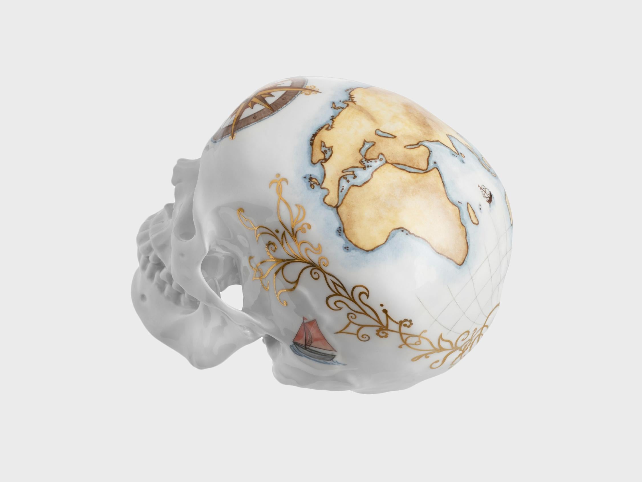 Teschio di Nymphenburg Porcelain in edizione limitata - Voyage - attribuito al nomade moderno, al fanatico della vela o all'esperto di nautica. Questo teschio lavorato e dipinto a mano è un perfetto esempio del più raffinato artigianato ancora