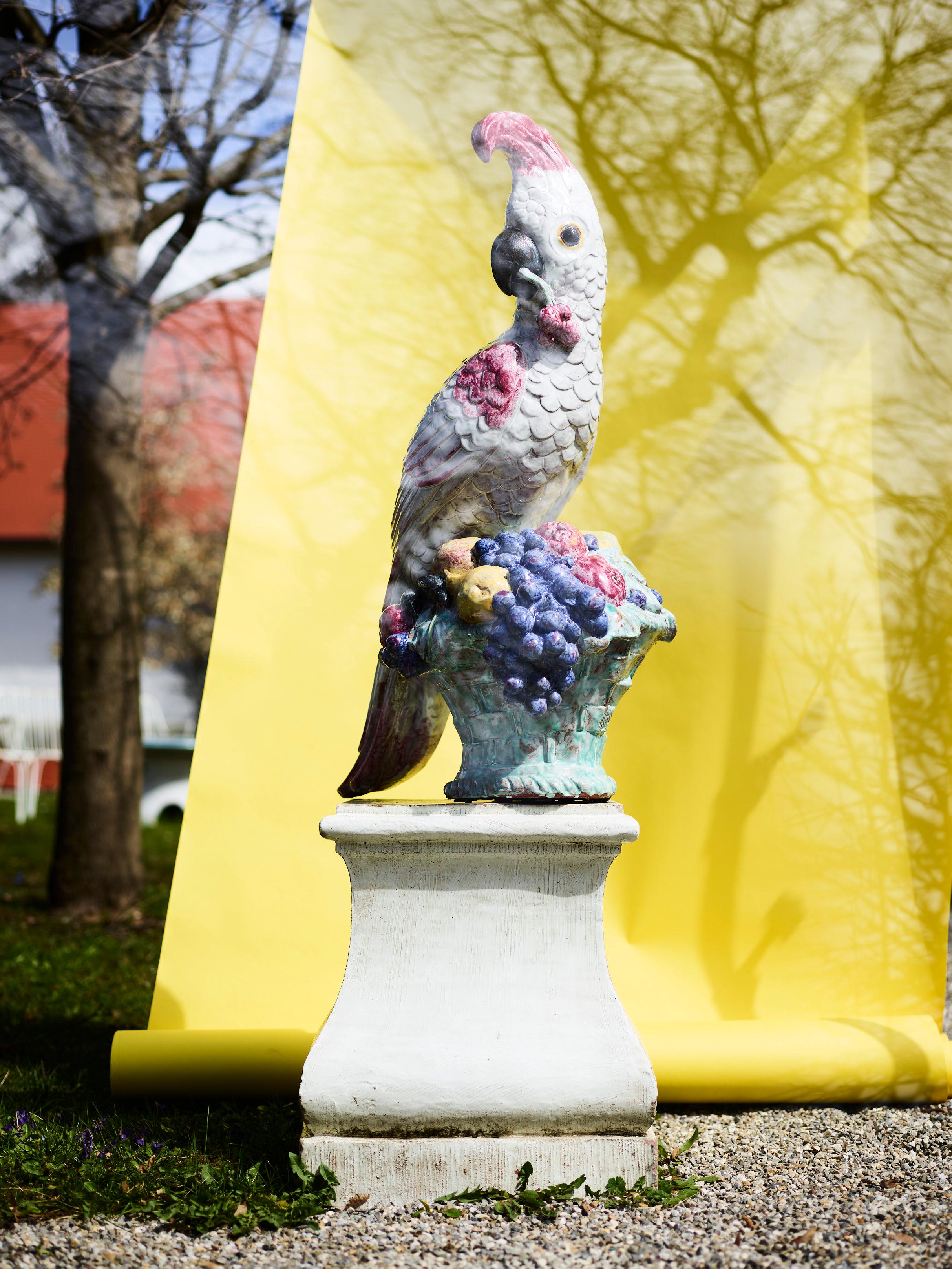 Nymphenburg Majolika-Parrot auf Sockel, handgefertigt, handgefertigt in Deutschland (Gegossen) im Angebot