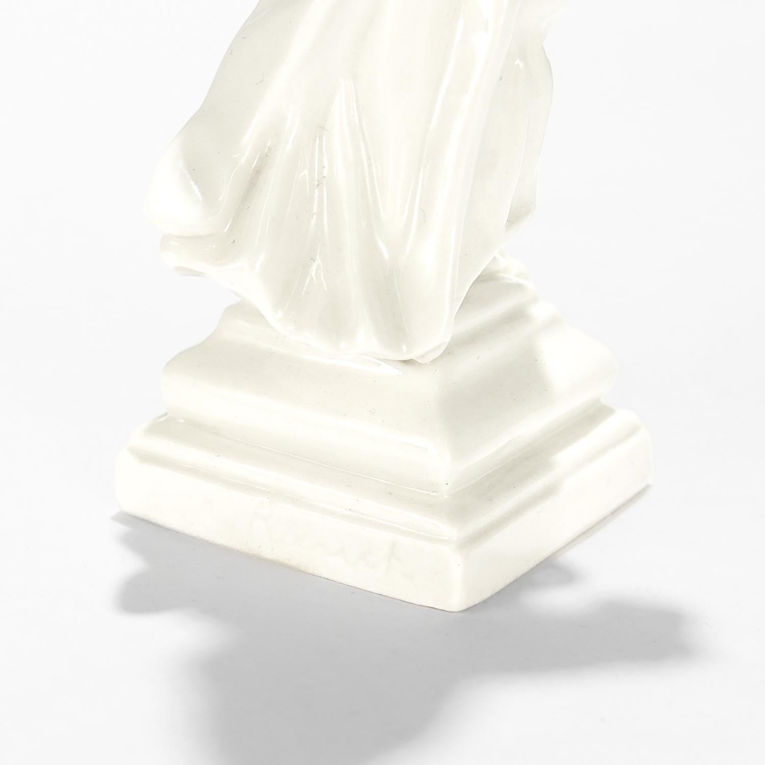 The Nymphenburg Miniature Porcelain Figurine du Münchner Kindl en porcelaine en vente 3