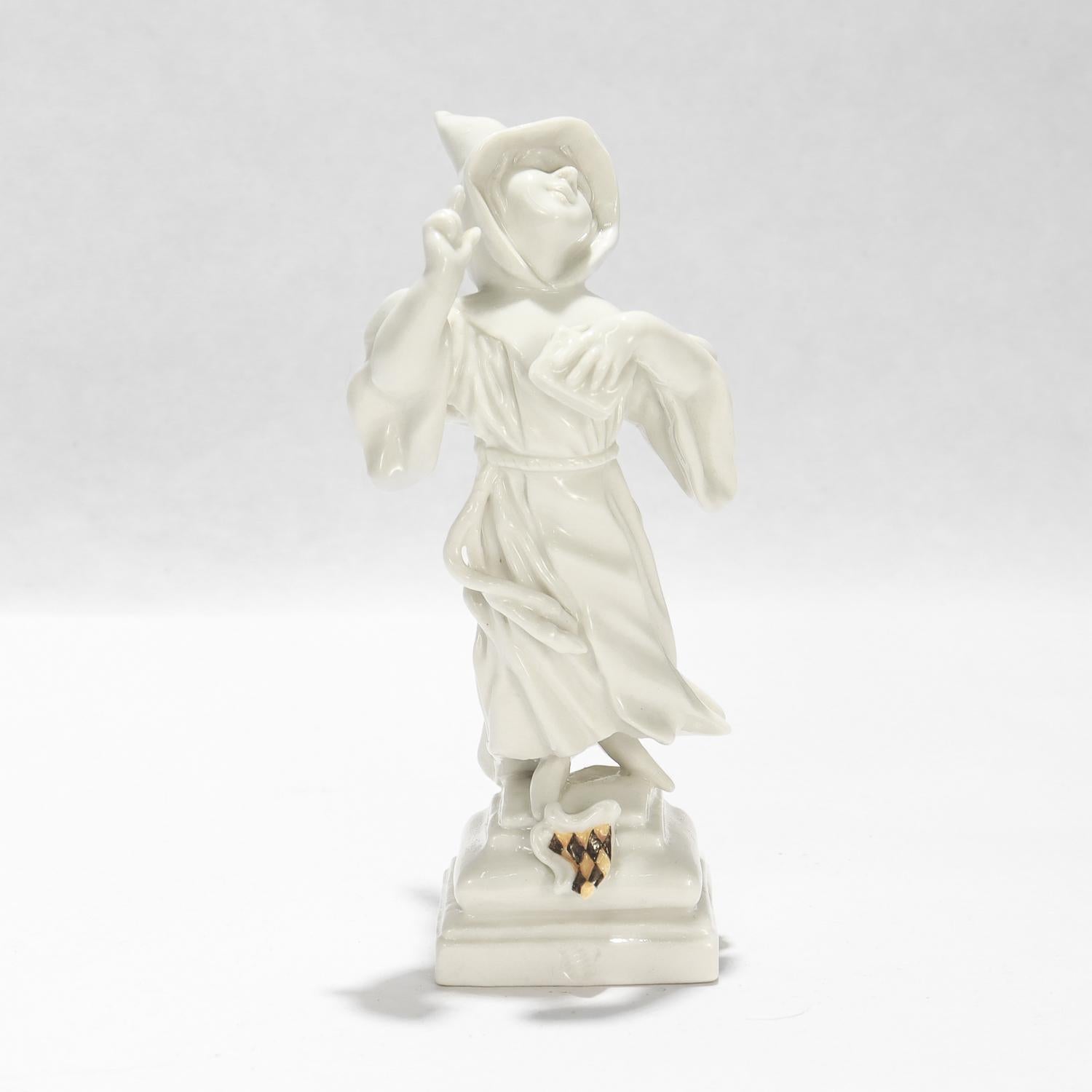 Figurine miniature allemande en porcelaine blanc de chine.

Conçu par Ernst Andreas Rauch pour Nymphenburg Porcelain vers 1945.

Sous la forme de Münchner Kindl, (lit. Munich Child), le symbole des armoiries bavaroises. Le garçon porte un habit de