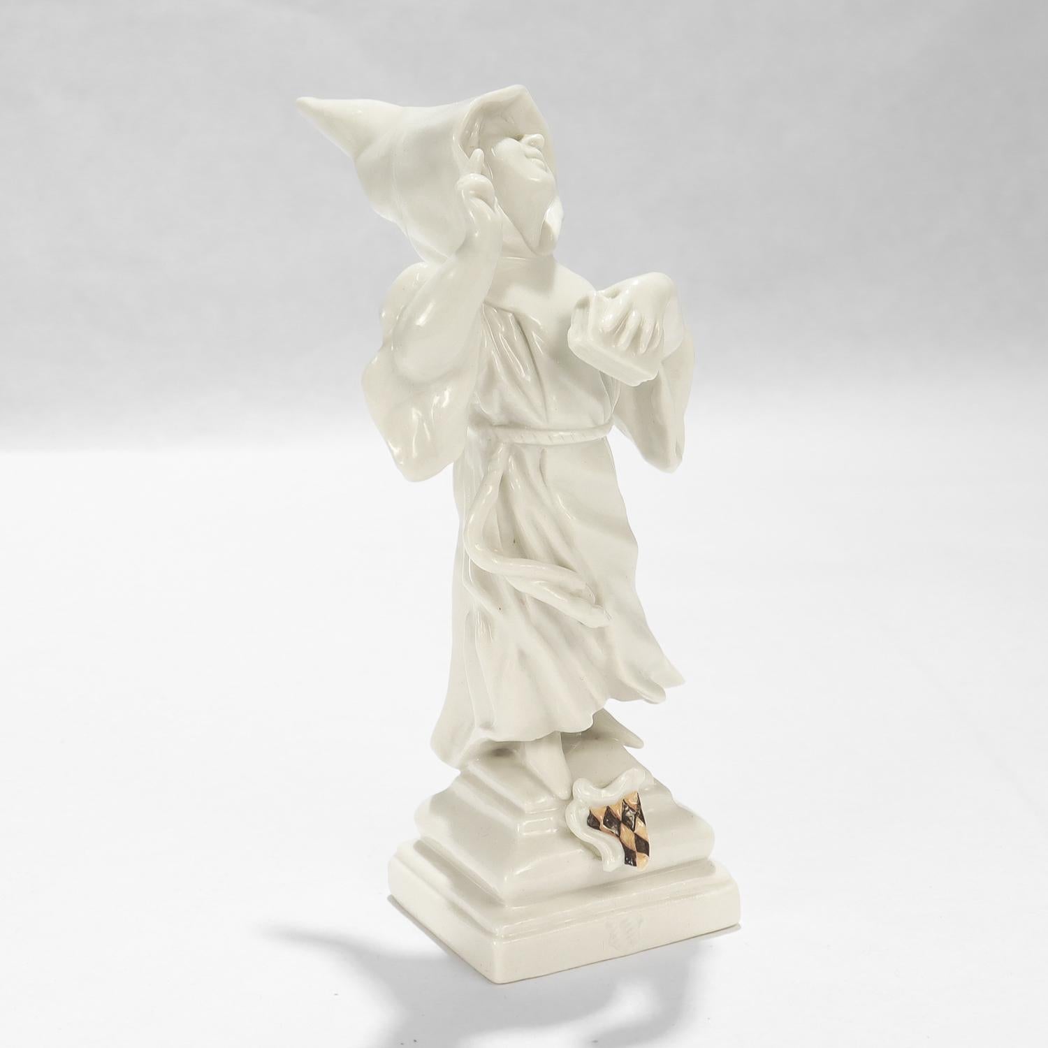 The Nymphenburg Miniature Porcelain Figurine du Münchner Kindl en porcelaine Bon état - En vente à Philadelphia, PA