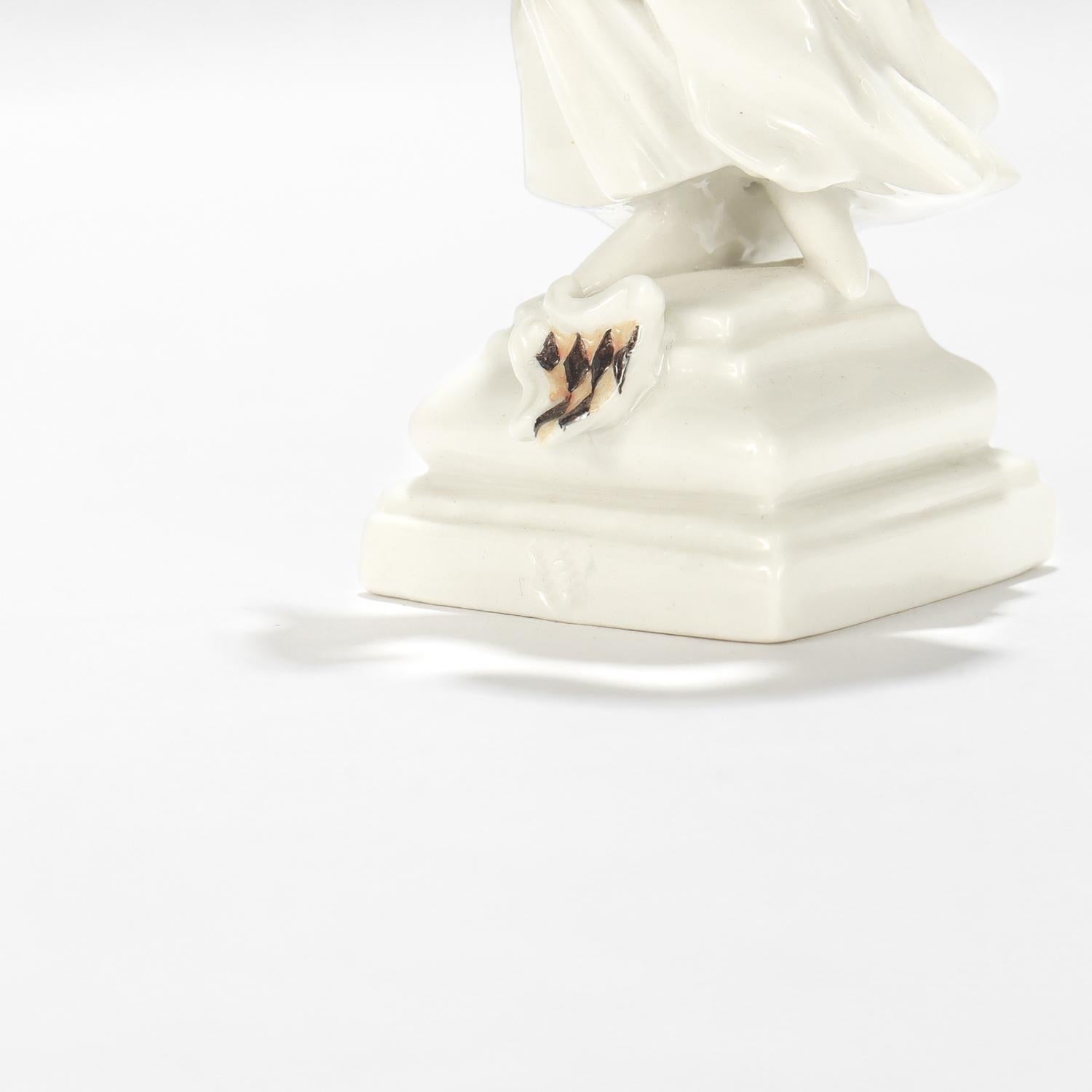 The Nymphenburg Miniature Porcelain Figurine du Münchner Kindl en porcelaine en vente 2