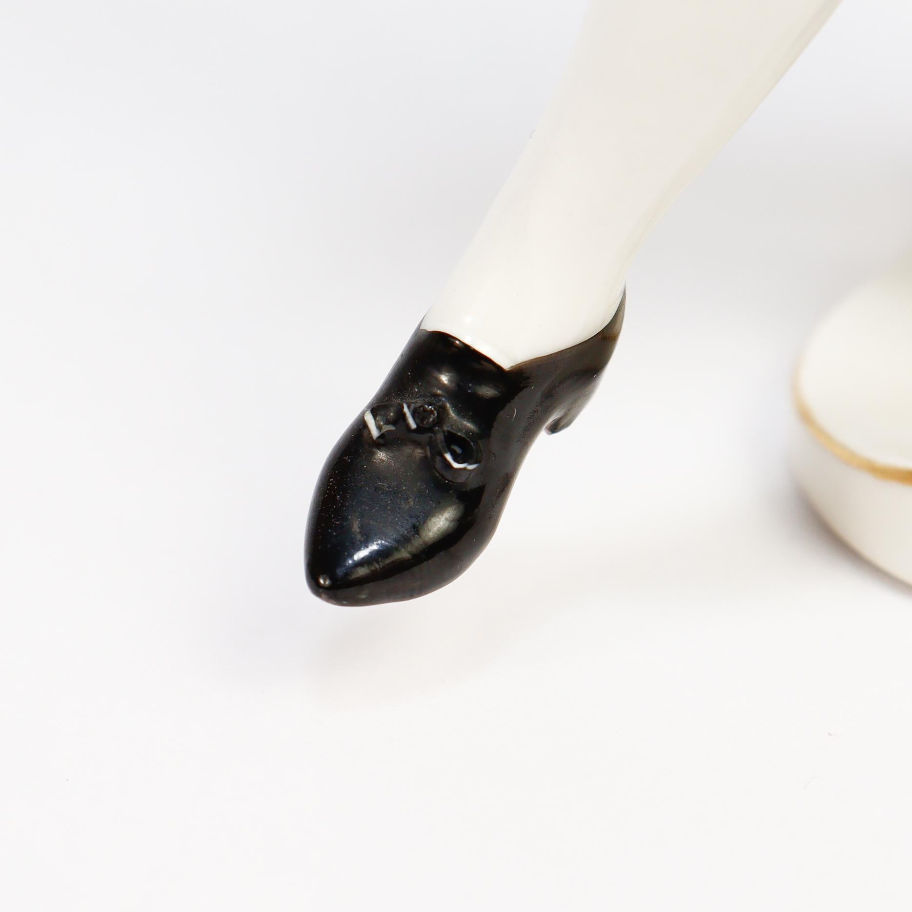 Nymphenburg Porcelain Commedia Dell'Arte Figure de Scaramuz en vente 5