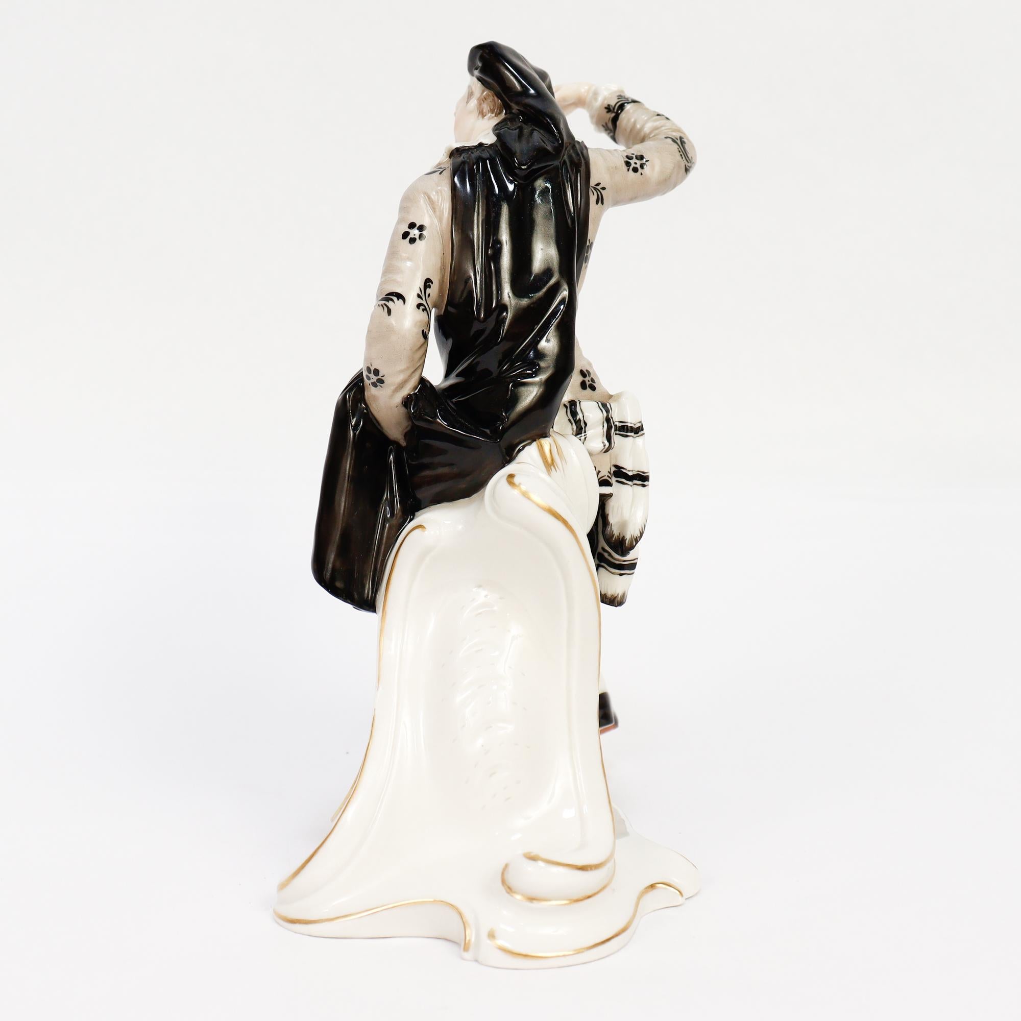Allemand Nymphenburg Porcelain Commedia Dell'Arte Figure de Scaramuz en vente