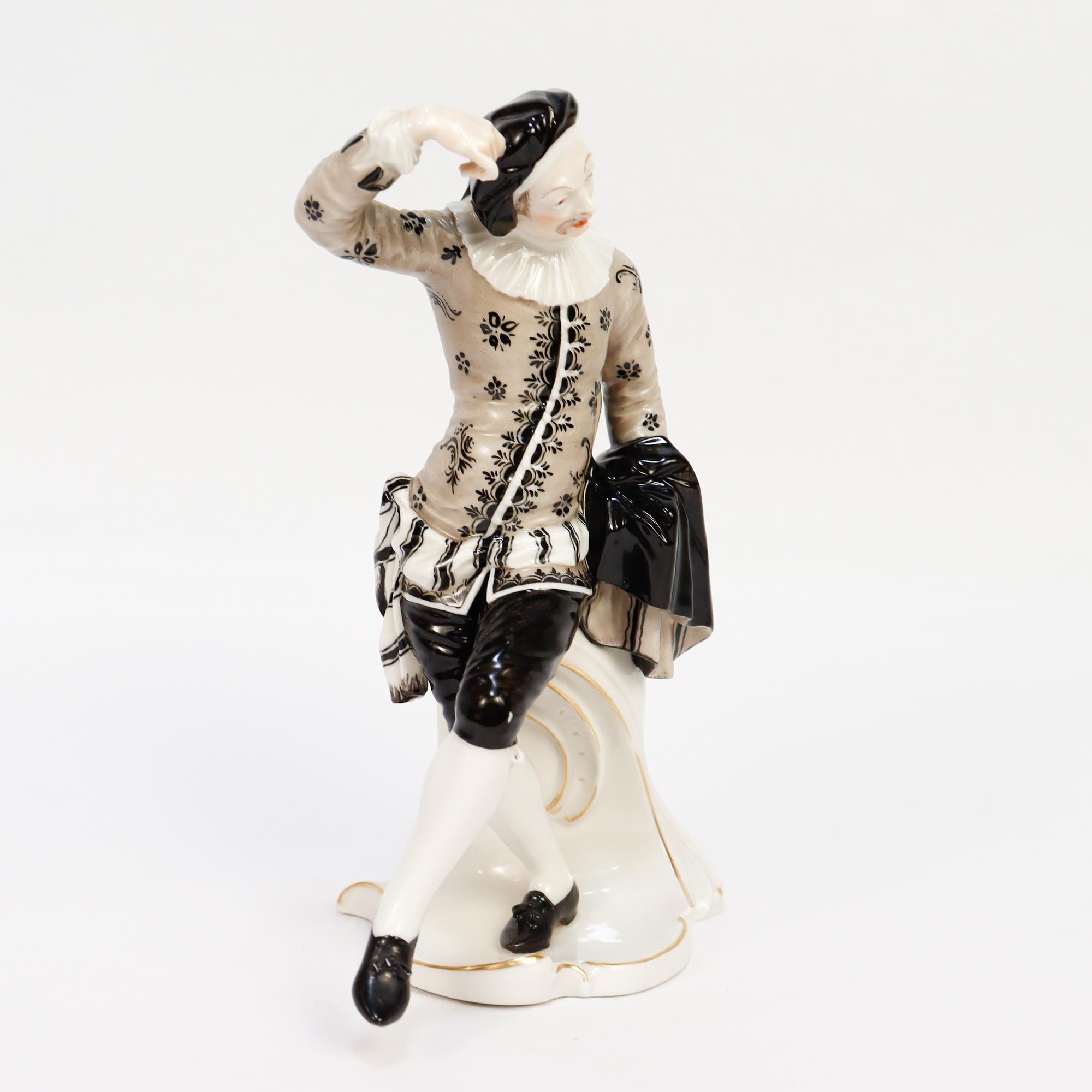 20ième siècle Nymphenburg Porcelain Commedia Dell'Arte Figure de Scaramuz en vente