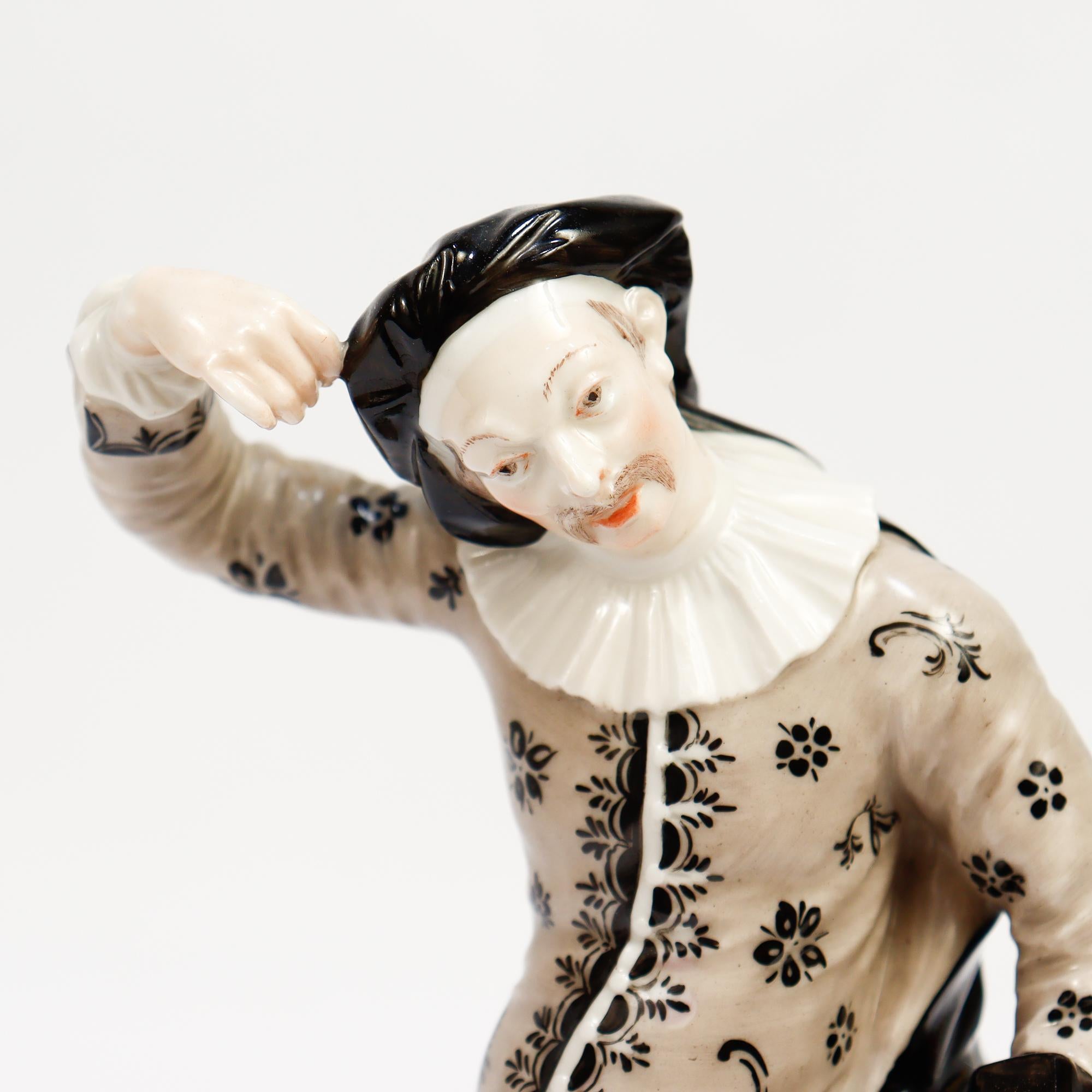 Nymphenburg Porcelain Commedia Dell'Arte Figure de Scaramuz en vente 2