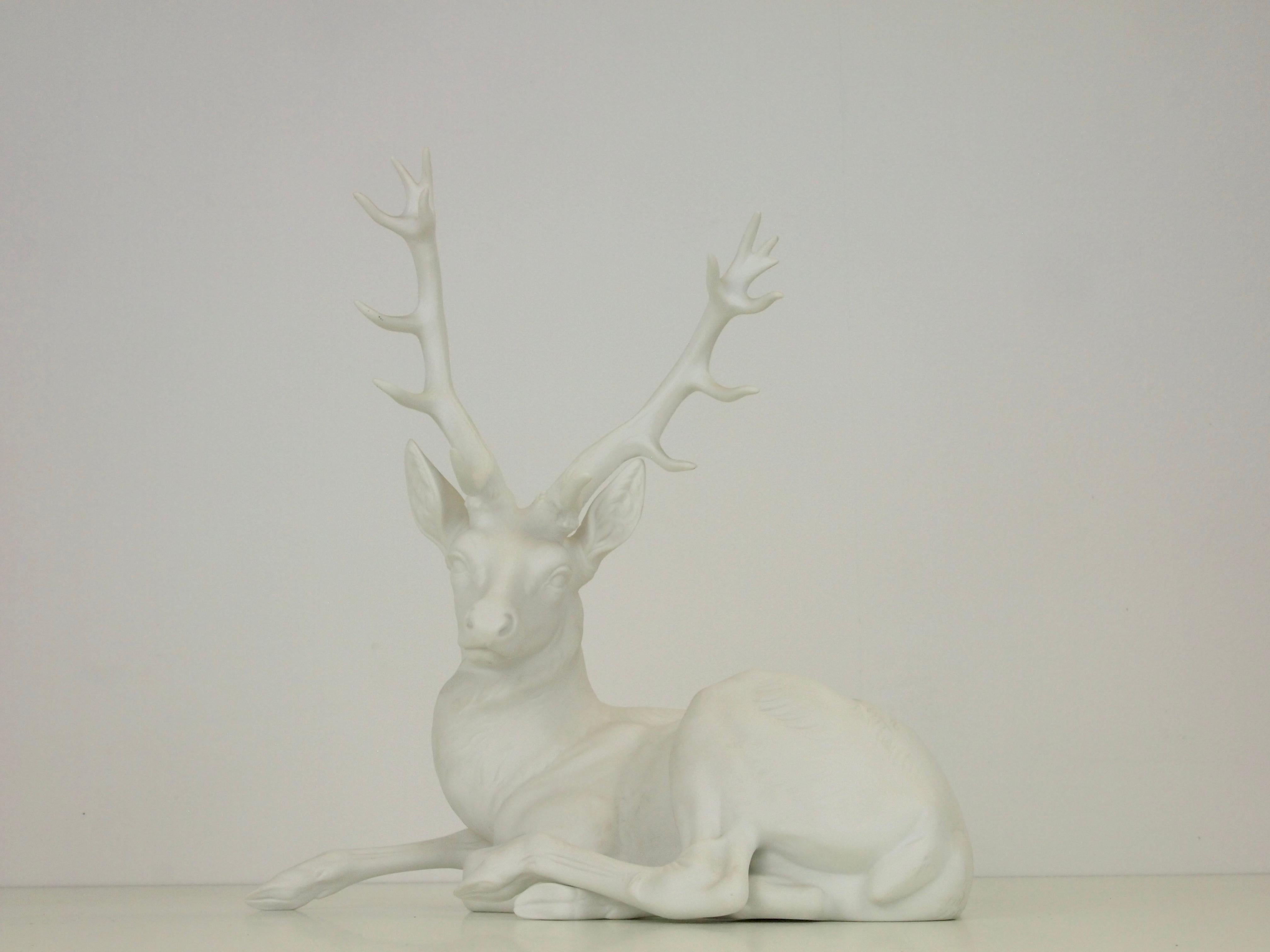 Vintage biscuit porcelain statuette depicting a lying red deer by Nymphenburg Porzellan Manufaktur.
The statuette has been designed by August Gohring who started to be the modelleur for the manufactury in 1914.

This amazing and rare Nymphenburg