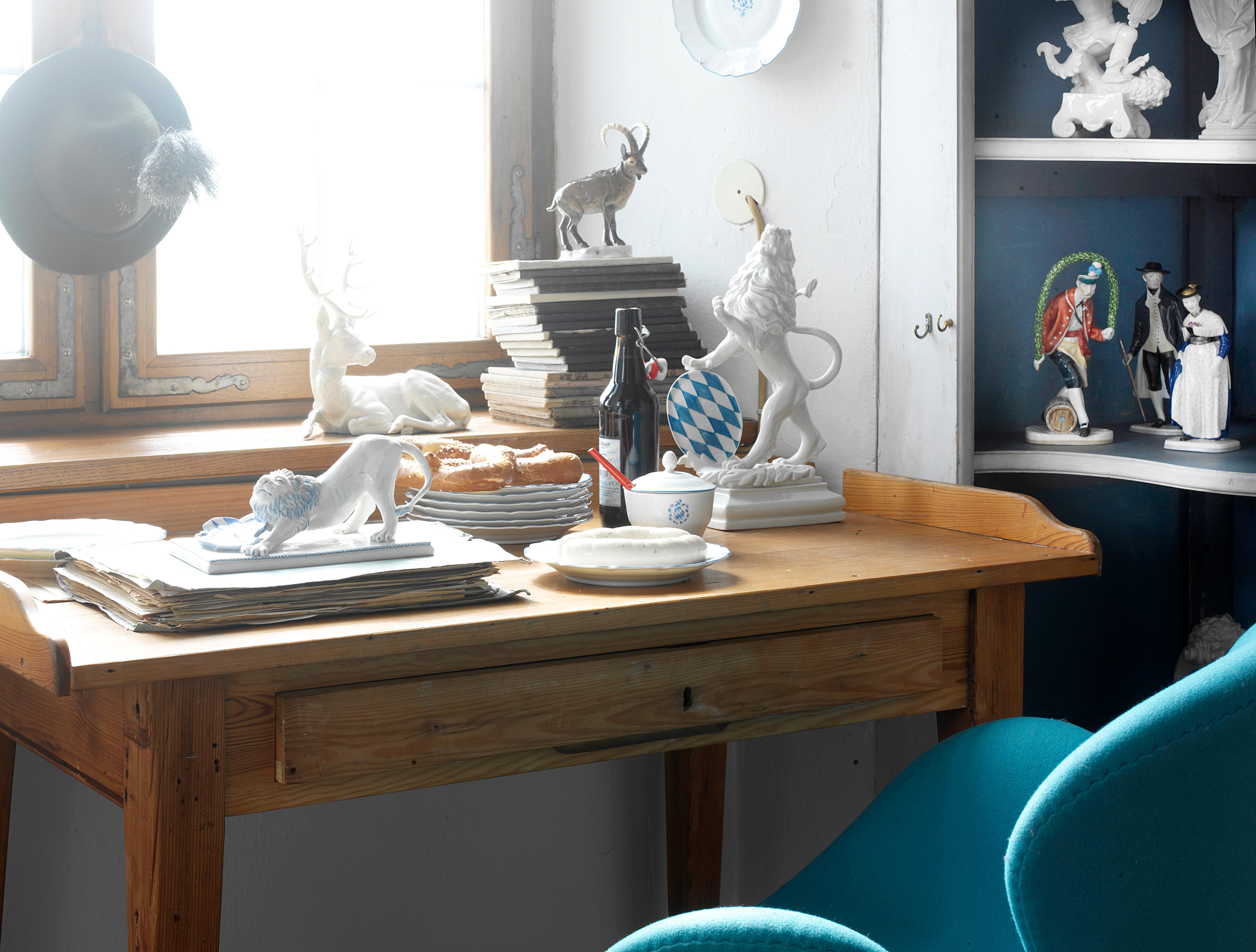 Ciervo de porcelana hecho a mano en Nymphenburg Porcelain. Ha estado varios años en la icónica decoración del escaparate de Tiffany en la tienda insignia de Nueva York. Es un complemento perfecto para tu decoración navideña, ya sea en la mesa, en