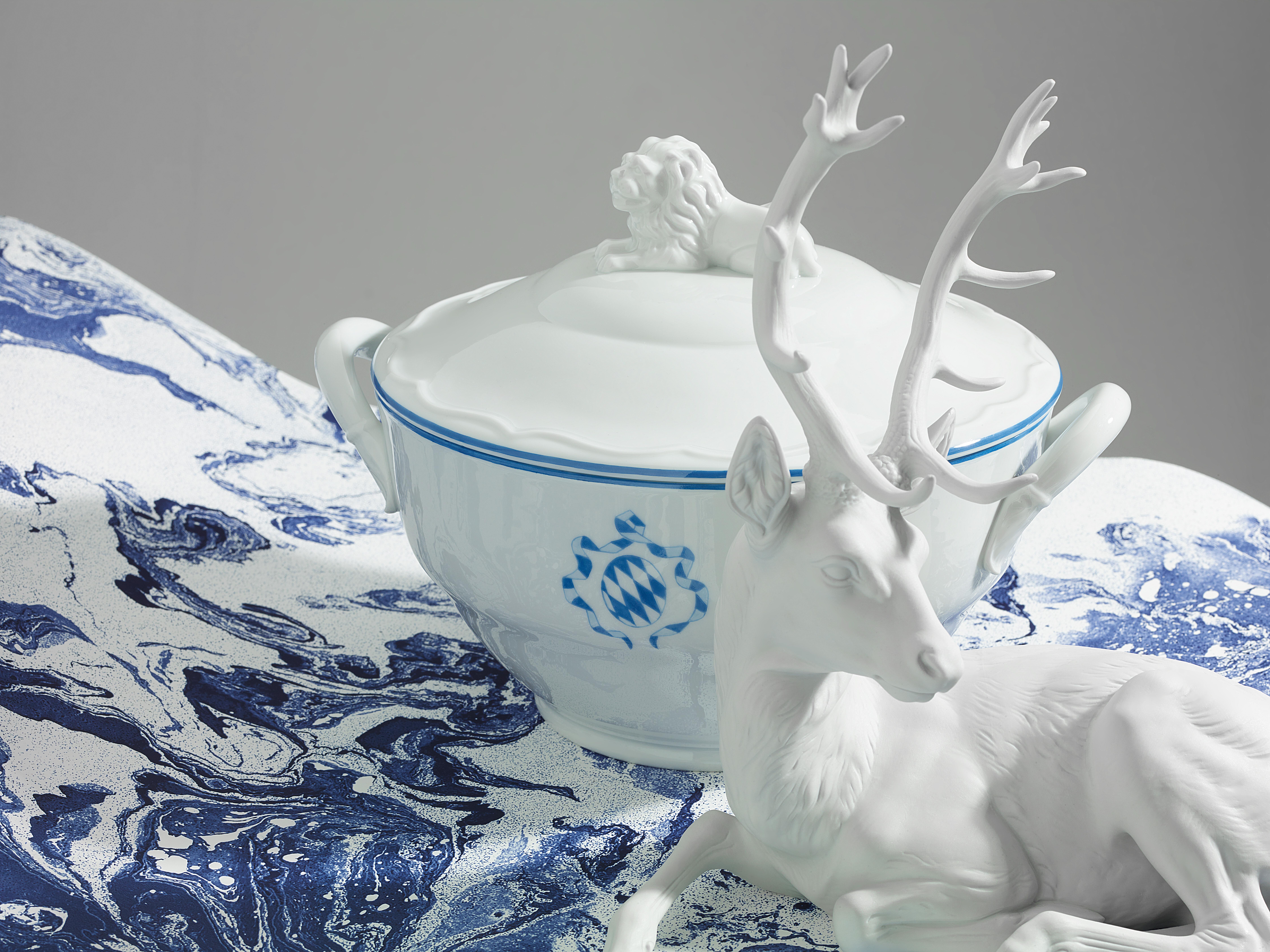 Nymphenburg Porcelain ciervo tumbado en bisque blanco - Alemán en venta