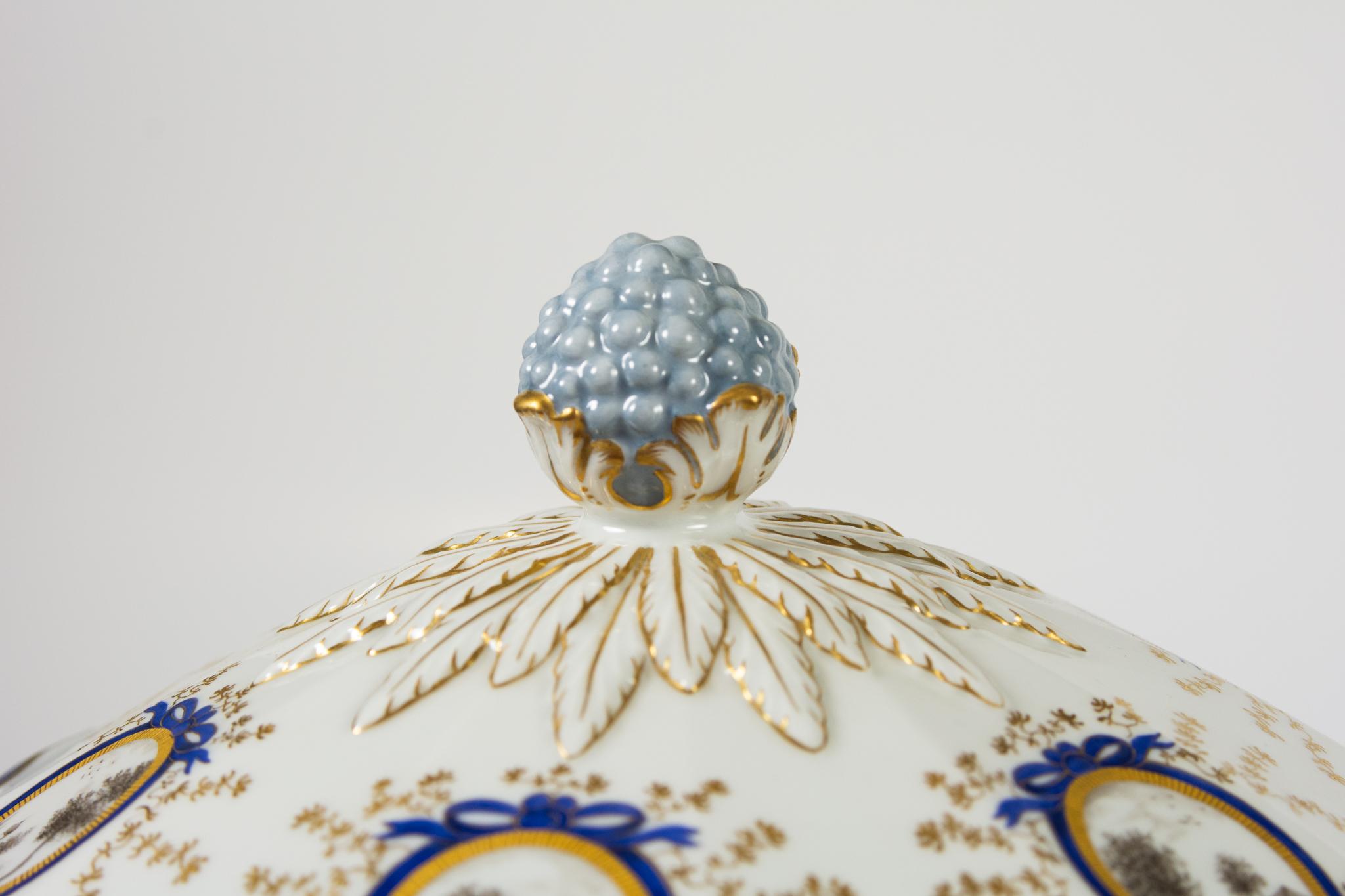 Nymphenburg Porcelain Perlenkönigsservice für 12 Königsservice Perl 70 Pieces im Zustand „Gut“ im Angebot in Lausanne, CH